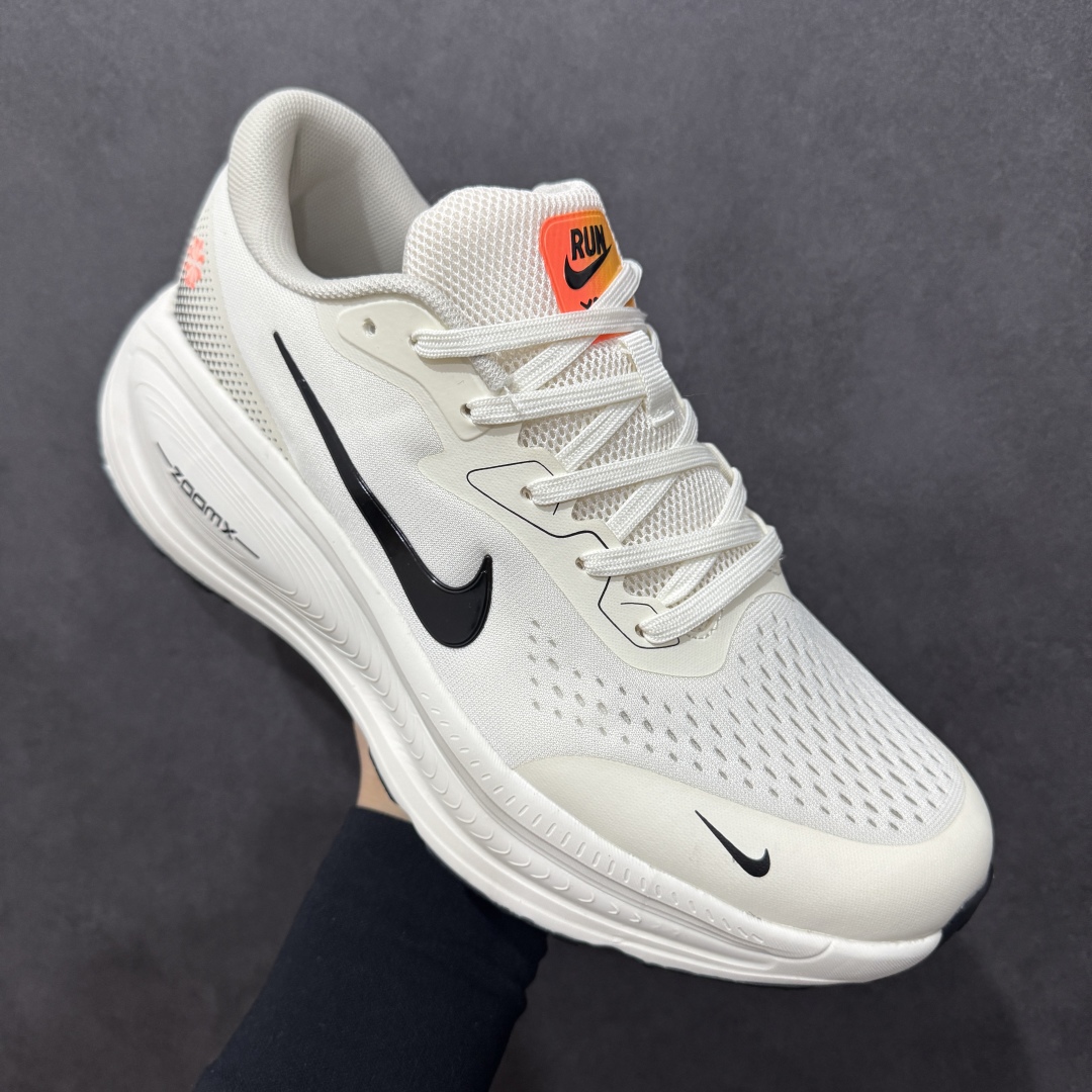 图片[3]-【公司级】Nike VOMERO 18X 登月系列 轻盈跑鞋 舒适百搭防滑耐磨 低帮 休闲跑步鞋 拥有 Zoom Air 一如既往的稳定感和流畅感 鞋面采用工程网眼设计 为特定高热区域营造出色透气性 进一步增加鞋面的穿孔数量 让足部能够快速散热 中足搭配 Flywire 飞线 在高速运动时营造舒适稳定的贴合感 内置Zoon气垫加持 动力十足 货号：HM2519-108 尺码：40 41 42 43 44 45-选品中心