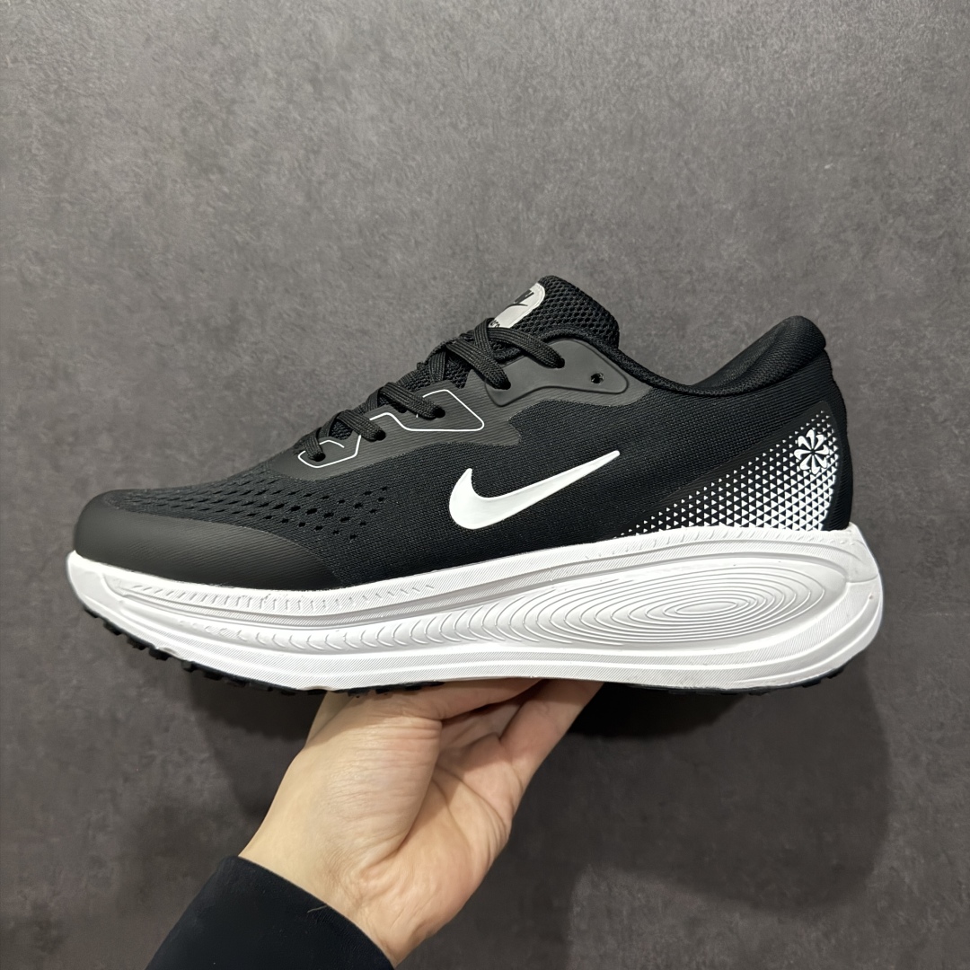 图片[2]-【公司级】Nike VOMERO 18X 登月系列 轻盈跑鞋 舒适百搭防滑耐磨 低帮 休闲跑步鞋 拥有 Zoom Air 一如既往的稳定感和流畅感 鞋面采用工程网眼设计 为特定高热区域营造出色透气性 进一步增加鞋面的穿孔数量 让足部能够快速散热 中足搭配 Flywire 飞线 在高速运动时营造舒适稳定的贴合感 内置Zoon气垫加持 动力十足 货号：HM2519-100 尺码：40 41 42 43 44 45-选品中心