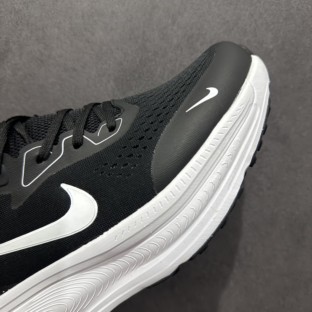 图片[5]-【公司级】Nike VOMERO 18X 登月系列 轻盈跑鞋 舒适百搭防滑耐磨 低帮 休闲跑步鞋 拥有 Zoom Air 一如既往的稳定感和流畅感 鞋面采用工程网眼设计 为特定高热区域营造出色透气性 进一步增加鞋面的穿孔数量 让足部能够快速散热 中足搭配 Flywire 飞线 在高速运动时营造舒适稳定的贴合感 内置Zoon气垫加持 动力十足 货号：HM2519-100 尺码：40 41 42 43 44 45-选品中心