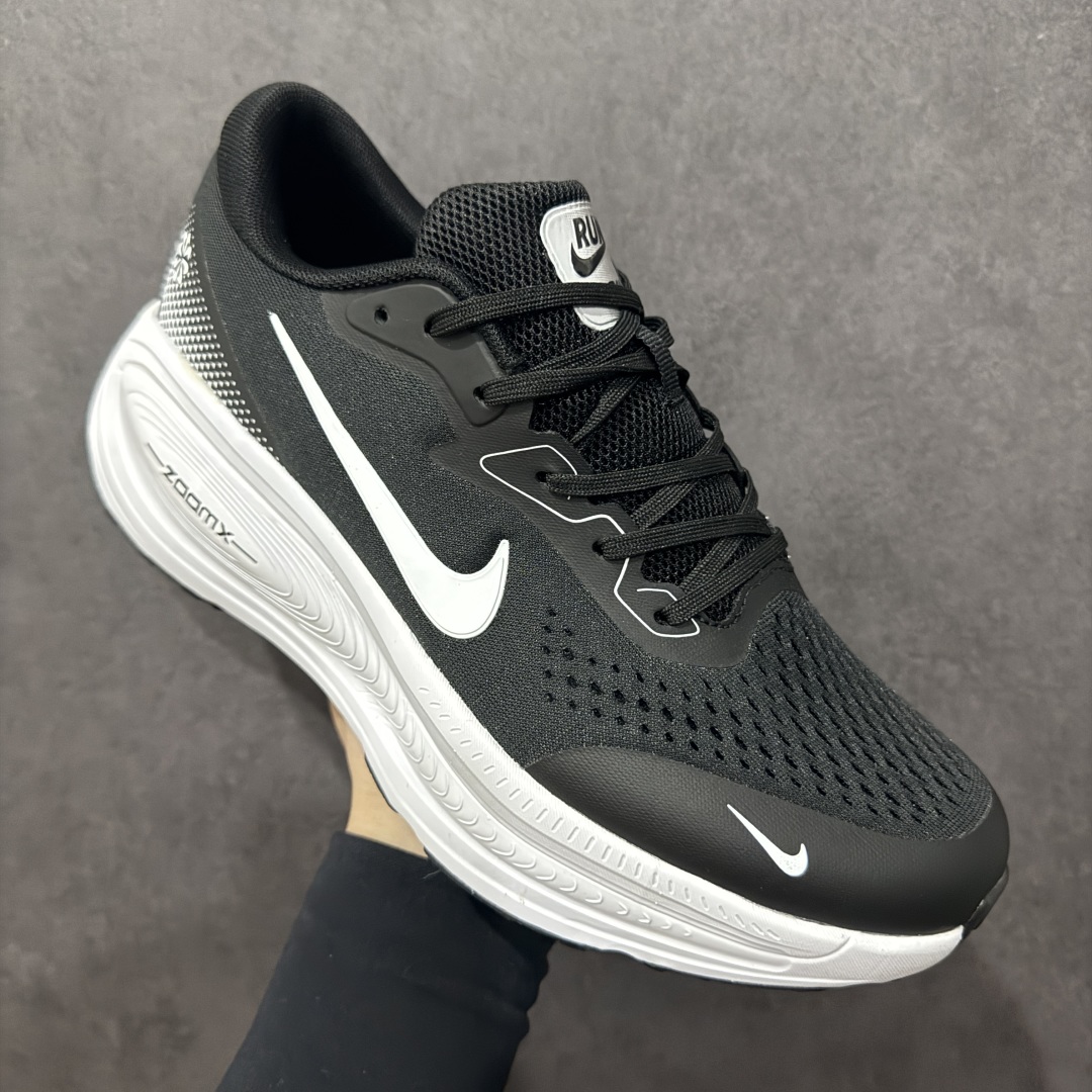 图片[3]-【公司级】Nike VOMERO 18X 登月系列 轻盈跑鞋 舒适百搭防滑耐磨 低帮 休闲跑步鞋 拥有 Zoom Air 一如既往的稳定感和流畅感 鞋面采用工程网眼设计 为特定高热区域营造出色透气性 进一步增加鞋面的穿孔数量 让足部能够快速散热 中足搭配 Flywire 飞线 在高速运动时营造舒适稳定的贴合感 内置Zoon气垫加持 动力十足 货号：HM2519-100 尺码：40 41 42 43 44 45-选品中心