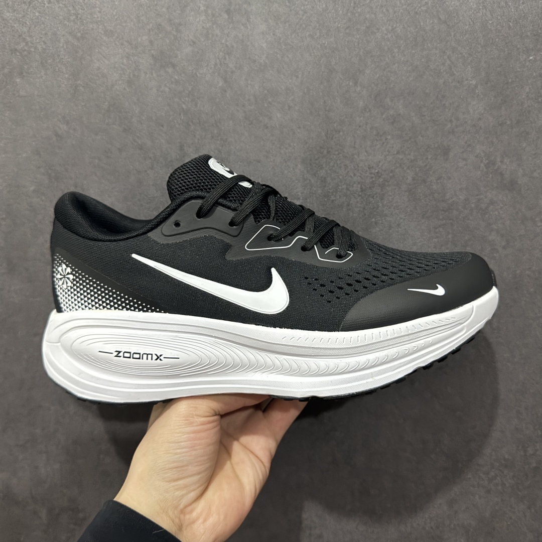 【公司级】Nike VOMERO 18X 登月系列 轻盈跑鞋 舒适百搭防滑耐磨 低帮 休闲跑步鞋 拥有 Zoom Air 一如既往的稳定感和流畅感 鞋面采用工程网眼设计 为特定高热区域营造出色透气性 进一步增加鞋面的穿孔数量 让足部能够快速散热 中足搭配 Flywire 飞线 在高速运动时营造舒适稳定的贴合感 内置Zoon气垫加持 动力十足 货号:HM2519-100 尺码:40 41 42 43 44 45-选品中心