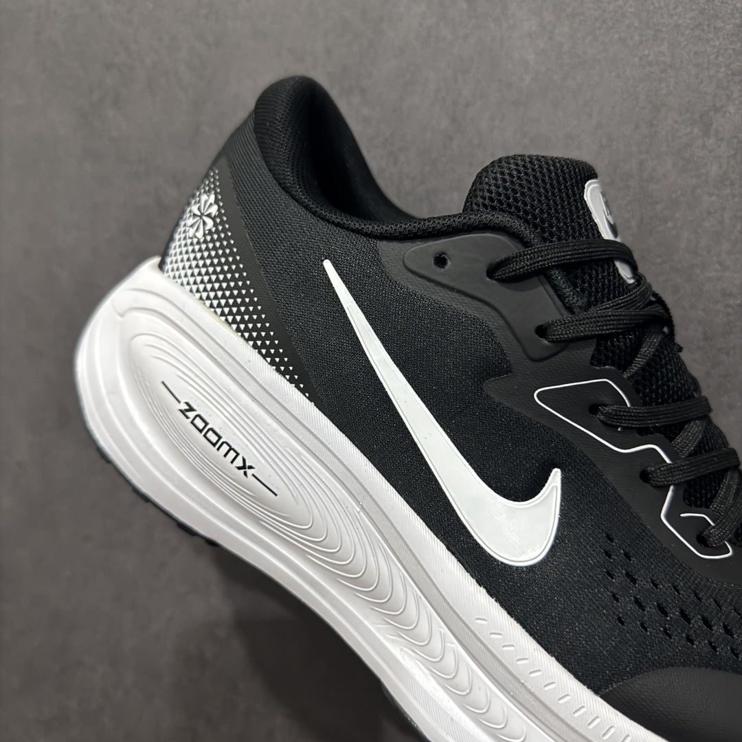 图片[6]-【公司级】Nike VOMERO 18X 登月系列 轻盈跑鞋 舒适百搭防滑耐磨 低帮 休闲跑步鞋 拥有 Zoom Air 一如既往的稳定感和流畅感 鞋面采用工程网眼设计 为特定高热区域营造出色透气性 进一步增加鞋面的穿孔数量 让足部能够快速散热 中足搭配 Flywire 飞线 在高速运动时营造舒适稳定的贴合感 内置Zoon气垫加持 动力十足 货号：HM2519-100 尺码：40 41 42 43 44 45-选品中心