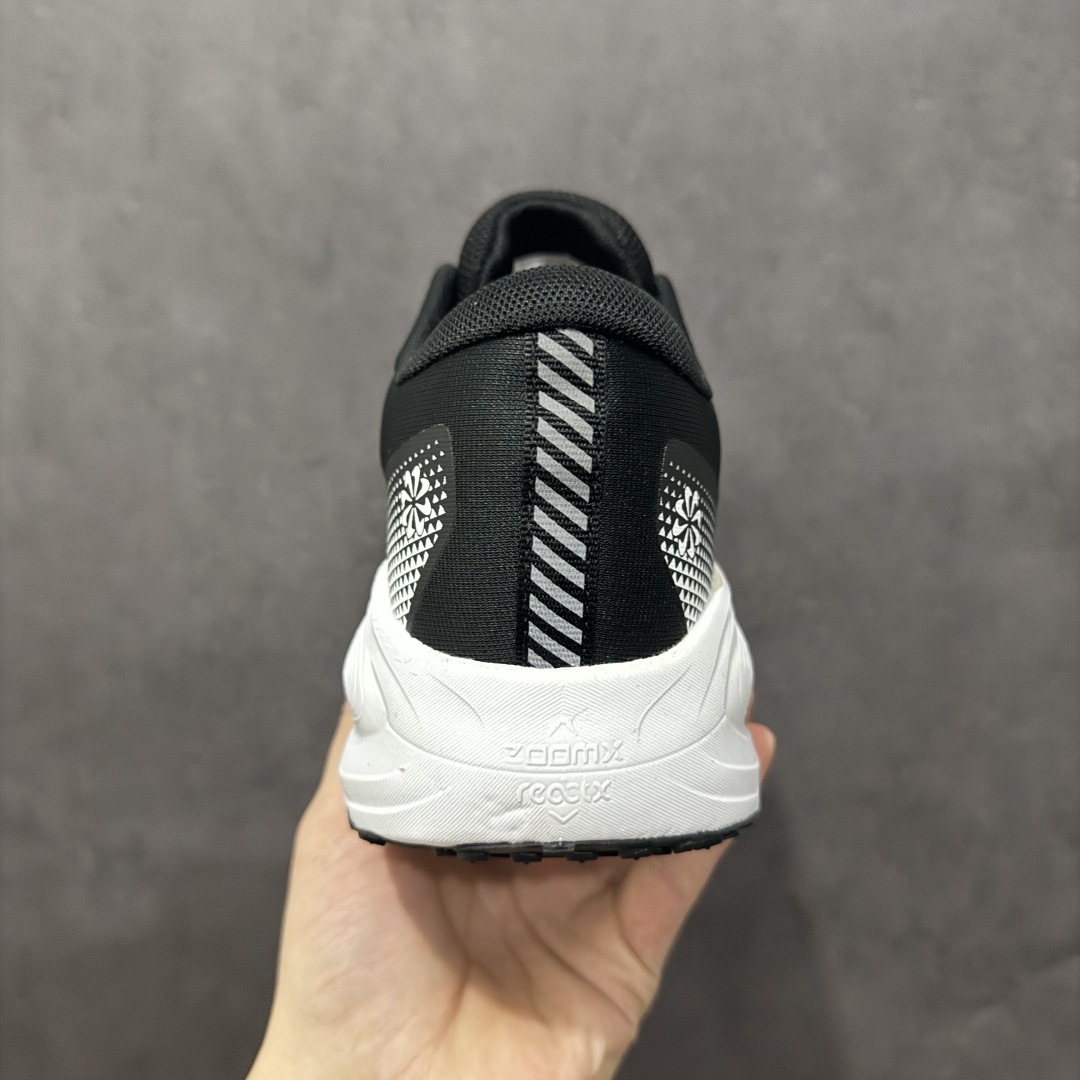 图片[4]-【公司级】Nike VOMERO 18X 登月系列 轻盈跑鞋 舒适百搭防滑耐磨 低帮 休闲跑步鞋 拥有 Zoom Air 一如既往的稳定感和流畅感 鞋面采用工程网眼设计 为特定高热区域营造出色透气性 进一步增加鞋面的穿孔数量 让足部能够快速散热 中足搭配 Flywire 飞线 在高速运动时营造舒适稳定的贴合感 内置Zoon气垫加持 动力十足 货号：HM2519-100 尺码：40 41 42 43 44 45-选品中心