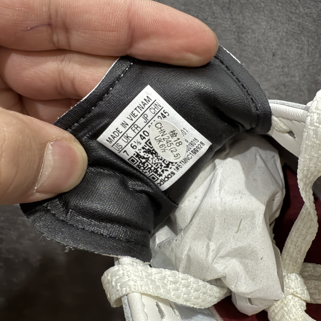 图片[8]-【CG纯原】市面最顶级品质没有之一！ 此版鞋身全部采用进口原厂头层皮 原厂头层 区分市面偷工减料！ Adidas Originals Samba 桑巴德训鞋 蛇年限定 白黑红 原版原楦原材，99.999%还原度 鞋带都是原厂的，系鞋带的方式都同步ZP！ 货号：JQ5976 尺码：36 36.5 37 38 38.5 39 40 40.5 41 42 42.5 43 44 44.5 45-选品中心