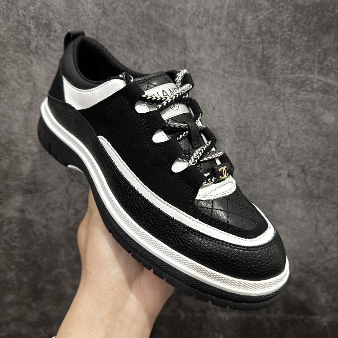 图片[3]-【广东纯原版本】Chanel 小香厚底熊猫板鞋运动鞋 香奈儿2025ss火爆熊猫鞋配色厚底休闲运动鞋板鞋同步 小红书爆款 非常火爆 非常难买的一款鞋 全网最火的厚底熊猫鞋 可想而知小香控不可错过的 颜值与舒适并存的 简约百搭小白鞋 厚底增高超级百搭，闭眼入谁穿谁好看 鞋面：小牛皮＋牛绒 内里：原版网里 大底：tpu原版大底 尺码：35 36 37 38 39 40-选品中心