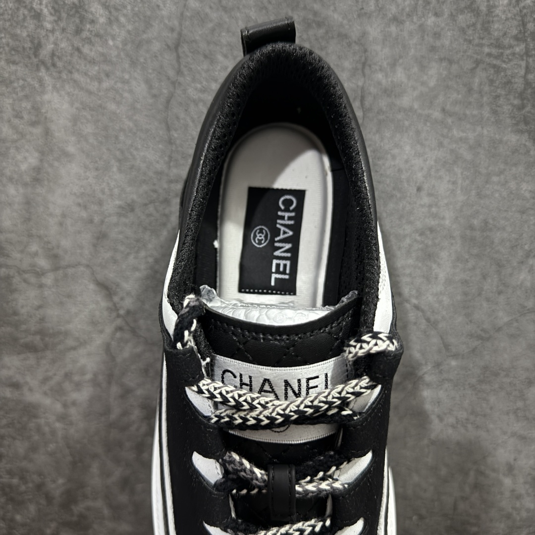 图片[8]-【广东纯原版本】Chanel 小香厚底熊猫板鞋运动鞋 香奈儿2025ss火爆熊猫鞋配色厚底休闲运动鞋板鞋同步 小红书爆款 非常火爆 非常难买的一款鞋 全网最火的厚底熊猫鞋 可想而知小香控不可错过的 颜值与舒适并存的 简约百搭小白鞋 厚底增高超级百搭，闭眼入谁穿谁好看 鞋面：小牛皮＋牛绒 内里：原版网里 大底：tpu原版大底 尺码：35 36 37 38 39 40-选品中心