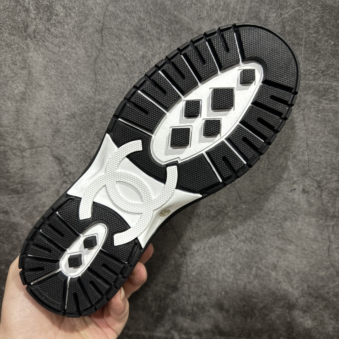 图片[9]-【广东纯原版本】Chanel 小香厚底熊猫板鞋运动鞋 香奈儿2025ss火爆熊猫鞋配色厚底休闲运动鞋板鞋同步 小红书爆款 非常火爆 非常难买的一款鞋 全网最火的厚底熊猫鞋 可想而知小香控不可错过的 颜值与舒适并存的 简约百搭小白鞋 厚底增高超级百搭，闭眼入谁穿谁好看 鞋面：小牛皮＋牛绒 内里：原版网里 大底：tpu原版大底 尺码：35 36 37 38 39 40-选品中心