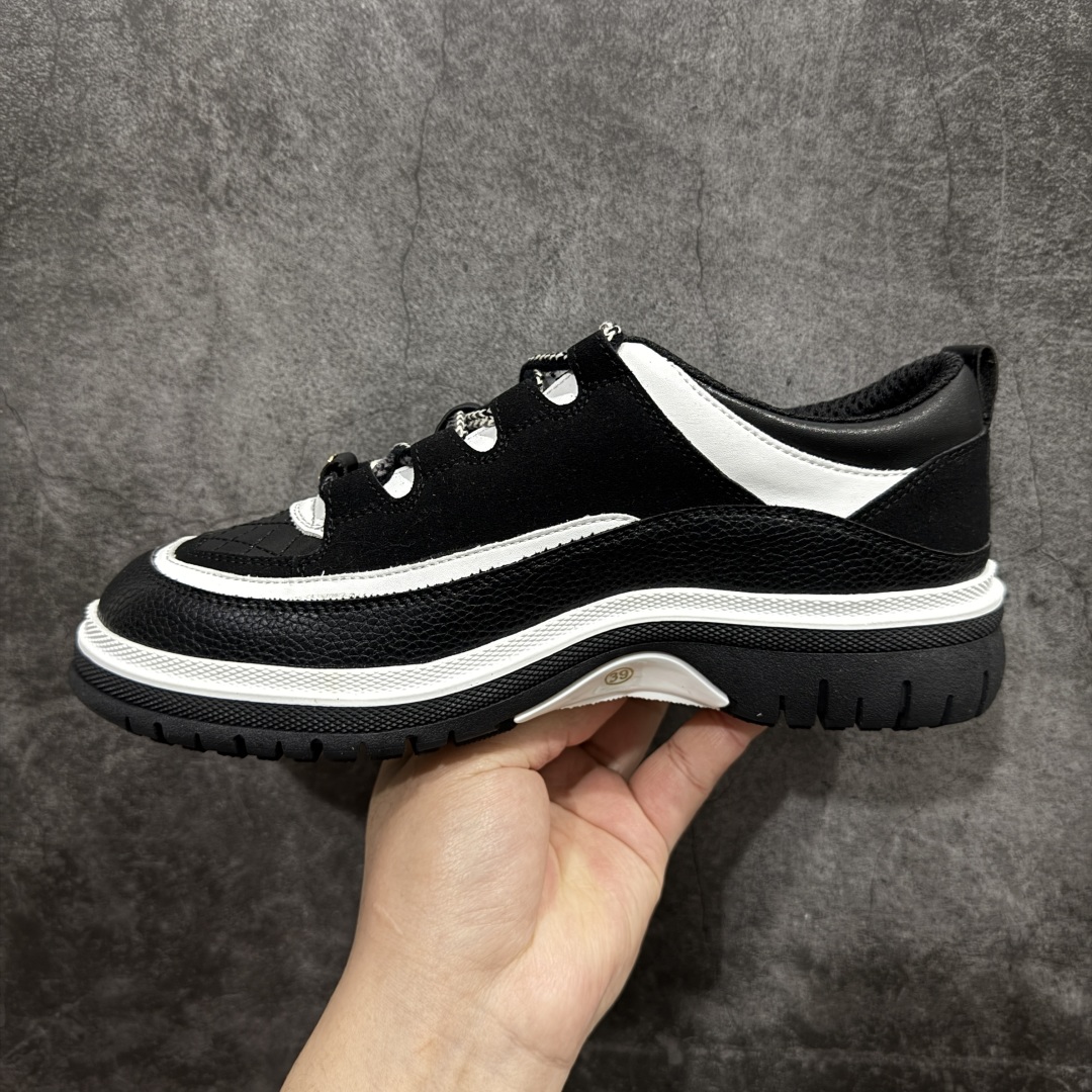 图片[2]-【广东纯原版本】Chanel 小香厚底熊猫板鞋运动鞋 香奈儿2025ss火爆熊猫鞋配色厚底休闲运动鞋板鞋同步 小红书爆款 非常火爆 非常难买的一款鞋 全网最火的厚底熊猫鞋 可想而知小香控不可错过的 颜值与舒适并存的 简约百搭小白鞋 厚底增高超级百搭，闭眼入谁穿谁好看 鞋面：小牛皮＋牛绒 内里：原版网里 大底：tpu原版大底 尺码：35 36 37 38 39 40-选品中心