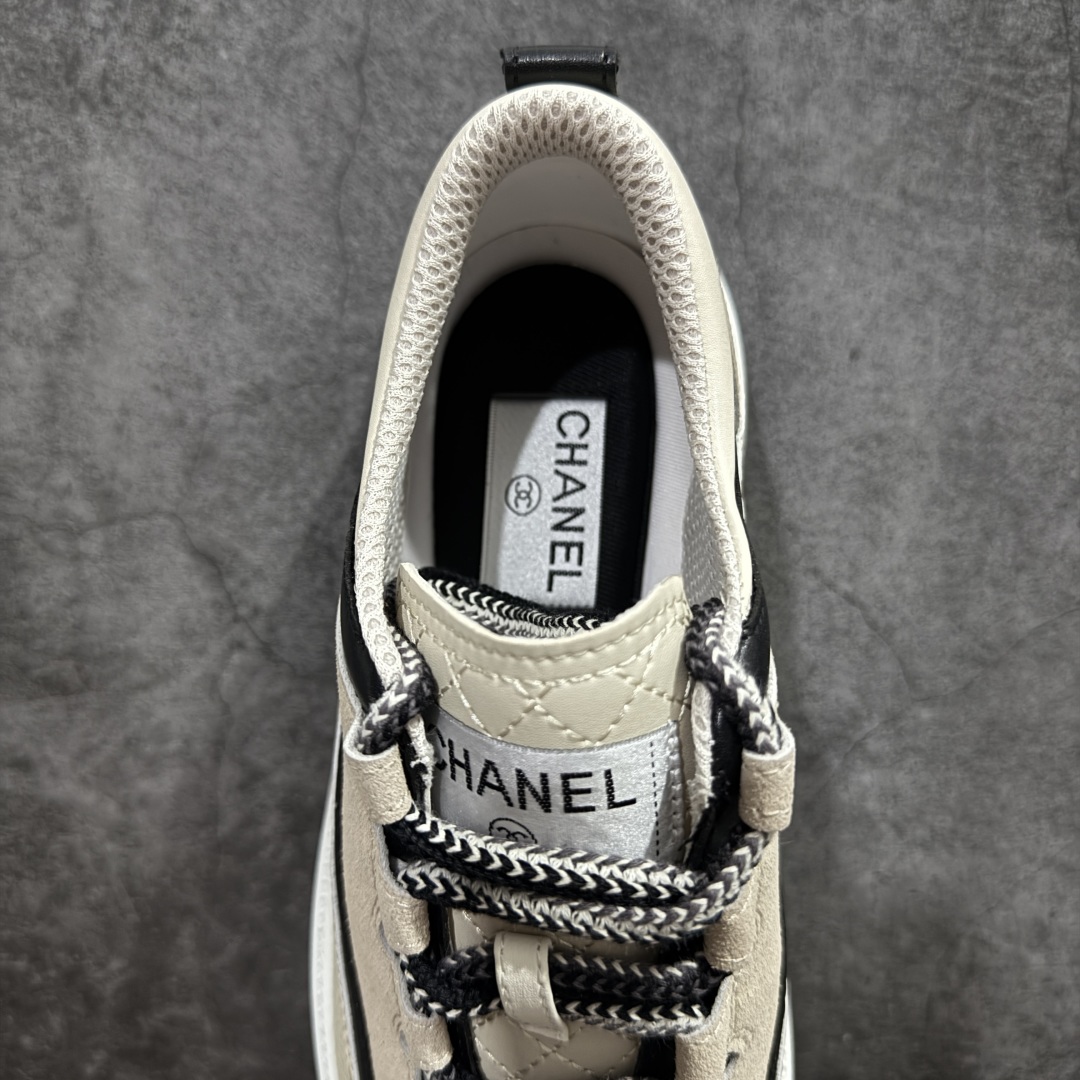 图片[8]-【广东纯原版本】Chanel 小香厚底熊猫板鞋运动鞋 香奈儿2025ss火爆熊猫鞋配色厚底休闲运动鞋板鞋同步 小红书爆款 非常火爆 非常难买的一款鞋 全网最火的厚底熊猫鞋 可想而知小香控不可错过的 颜值与舒适并存的 简约百搭小白鞋 厚底增高超级百搭，闭眼入谁穿谁好看 鞋面：小牛皮＋牛绒 内里：原版网里 大底：tpu原版大底 尺码：35 36 37 38 39 40-选品中心