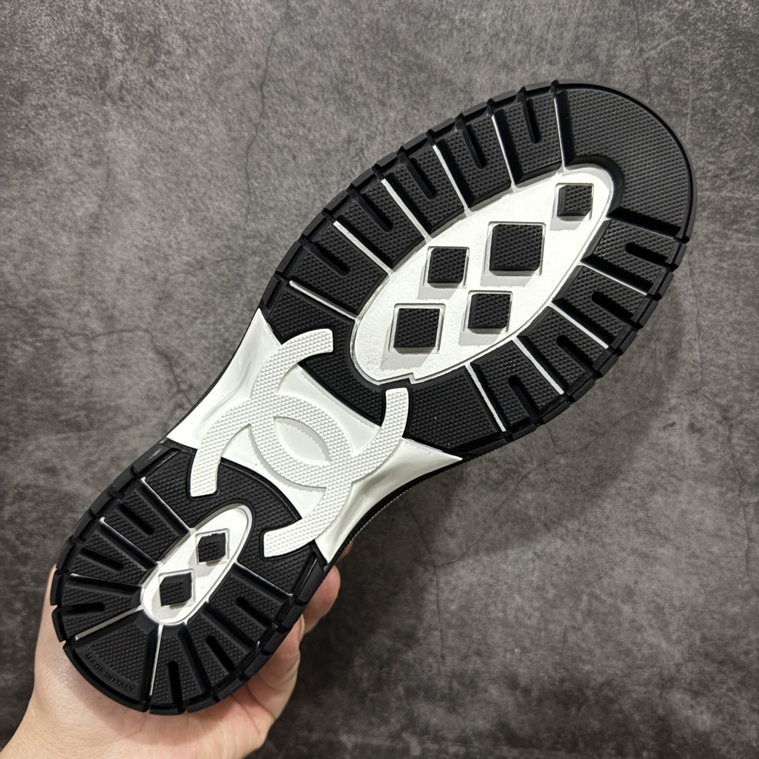 图片[9]-【广东纯原版本】Chanel 小香厚底熊猫板鞋运动鞋 香奈儿2025ss火爆熊猫鞋配色厚底休闲运动鞋板鞋同步 小红书爆款 非常火爆 非常难买的一款鞋 全网最火的厚底熊猫鞋 可想而知小香控不可错过的 颜值与舒适并存的 简约百搭小白鞋 厚底增高超级百搭，闭眼入谁穿谁好看 鞋面：小牛皮＋牛绒 内里：原版网里 大底：tpu原版大底 尺码：35 36 37 38 39 40-选品中心