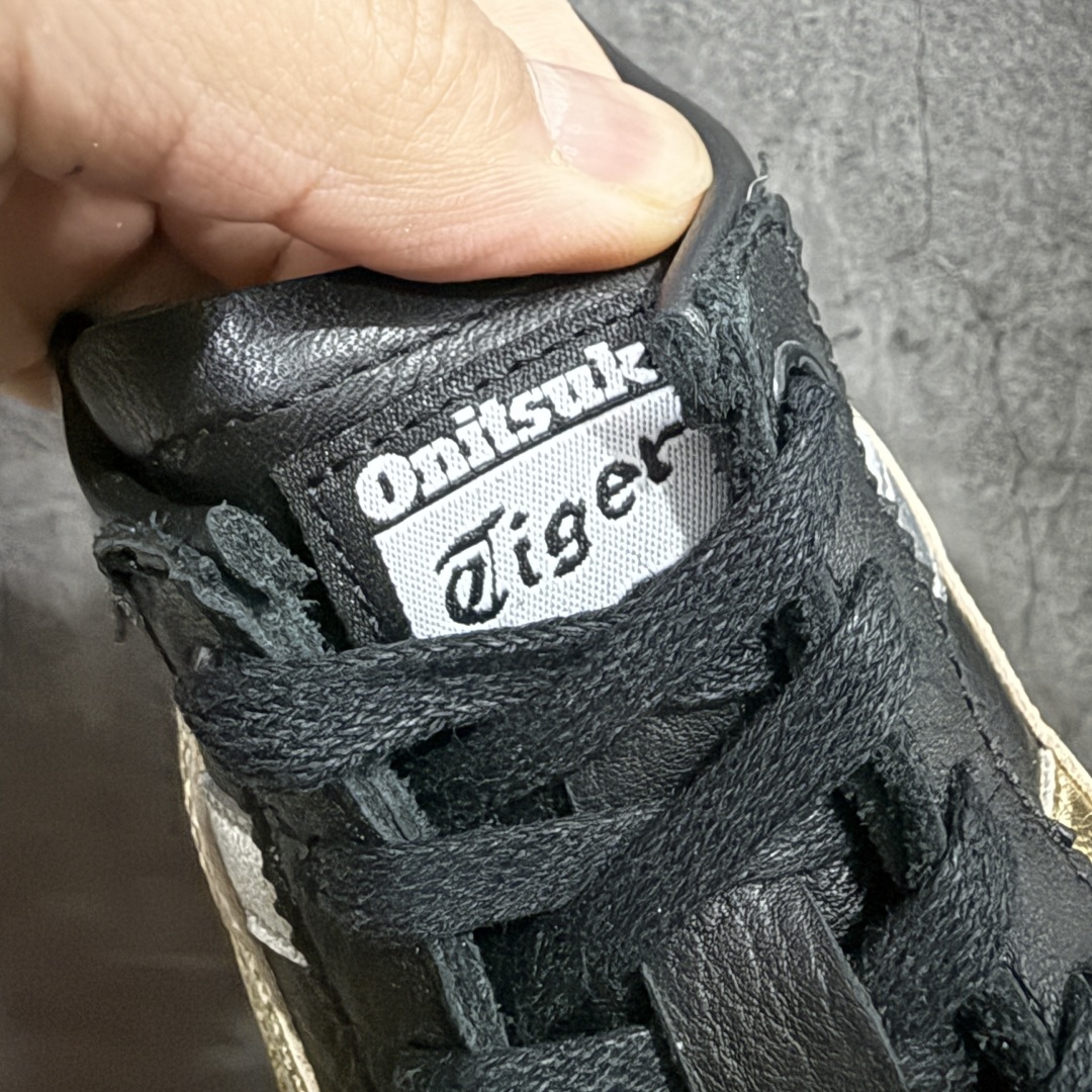 图片[6]-【全头层纯原版】Asics Onitsuka Tiger MEXICO 66 亚瑟士鬼冢虎复古经典板鞋 黑金 市场最强版本 每个配色均购入原鞋校对 真正原厂头层牛皮 如假包赔 纹路、色泽、皮心颜色 质感百分百还原 海外订单工厂出品 超成熟稳定的做工品控 原装全套纸板楦头开发 原汁原味 完美呈现版型 私模正确鞋底咬花纹路 一比一鞋头弧度高度鞋身弧度 绝不口嗨 细节品控鞋型随意秒杀市面 原档咬花纹路私模大底 一个单元有六个三角形 总体形拼接呈现花瓣状 官方四联吊牌 原装Ortholite轻量化鞋垫 原盒原配 质保卡 说明书 钢印防尘纸 纸板中底带钢印 乳胶组合鞋垫 支持全方位的对比专柜 产品从款式颜色造型上体现出追求舒适和细节的完美 鞋类更是推崇手工制作的严谨与完美 融舒适性与可穿性的设计风格 注重细节的完美和别致魅力 既保持稳重 又不失轻松的时尚感 尺码：36 37 37.5 38 39 39.5 40 40.5 41.5 42 42.5 43.5 44 45-选品中心