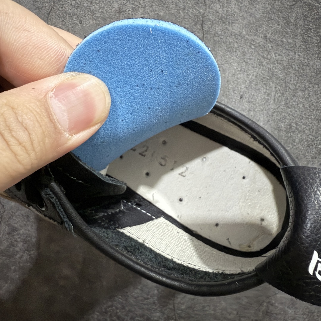 图片[9]-【全头层纯原版】Asics Onitsuka Tiger MEXICO 66 亚瑟士鬼冢虎复古经典板鞋 黑金 市场最强版本 每个配色均购入原鞋校对 真正原厂头层牛皮 如假包赔 纹路、色泽、皮心颜色 质感百分百还原 海外订单工厂出品 超成熟稳定的做工品控 原装全套纸板楦头开发 原汁原味 完美呈现版型 私模正确鞋底咬花纹路 一比一鞋头弧度高度鞋身弧度 绝不口嗨 细节品控鞋型随意秒杀市面 原档咬花纹路私模大底 一个单元有六个三角形 总体形拼接呈现花瓣状 官方四联吊牌 原装Ortholite轻量化鞋垫 原盒原配 质保卡 说明书 钢印防尘纸 纸板中底带钢印 乳胶组合鞋垫 支持全方位的对比专柜 产品从款式颜色造型上体现出追求舒适和细节的完美 鞋类更是推崇手工制作的严谨与完美 融舒适性与可穿性的设计风格 注重细节的完美和别致魅力 既保持稳重 又不失轻松的时尚感 尺码：36 37 37.5 38 39 39.5 40 40.5 41.5 42 42.5 43.5 44 45-选品中心