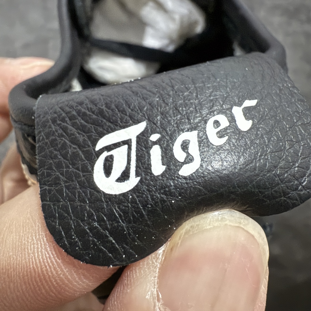 图片[2]-【全头层纯原版】Asics Onitsuka Tiger MEXICO 66 亚瑟士鬼冢虎复古经典板鞋 黑金 市场最强版本 每个配色均购入原鞋校对 真正原厂头层牛皮 如假包赔 纹路、色泽、皮心颜色 质感百分百还原 海外订单工厂出品 超成熟稳定的做工品控 原装全套纸板楦头开发 原汁原味 完美呈现版型 私模正确鞋底咬花纹路 一比一鞋头弧度高度鞋身弧度 绝不口嗨 细节品控鞋型随意秒杀市面 原档咬花纹路私模大底 一个单元有六个三角形 总体形拼接呈现花瓣状 官方四联吊牌 原装Ortholite轻量化鞋垫 原盒原配 质保卡 说明书 钢印防尘纸 纸板中底带钢印 乳胶组合鞋垫 支持全方位的对比专柜 产品从款式颜色造型上体现出追求舒适和细节的完美 鞋类更是推崇手工制作的严谨与完美 融舒适性与可穿性的设计风格 注重细节的完美和别致魅力 既保持稳重 又不失轻松的时尚感 尺码：36 37 37.5 38 39 39.5 40 40.5 41.5 42 42.5 43.5 44 45-选品中心
