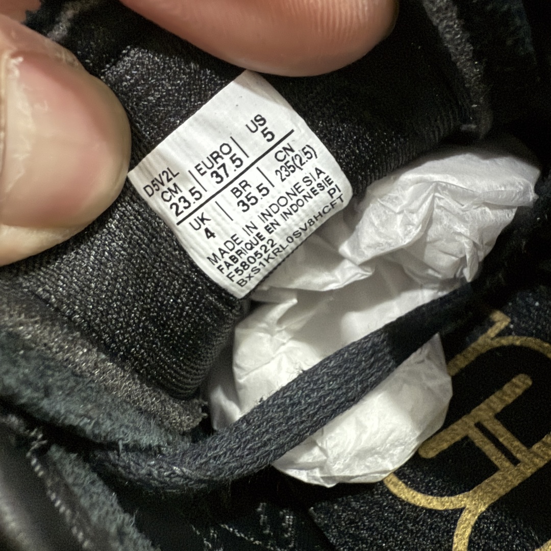 图片[7]-【全头层纯原版】Asics Onitsuka Tiger MEXICO 66 亚瑟士鬼冢虎复古经典板鞋 黑金 市场最强版本 每个配色均购入原鞋校对 真正原厂头层牛皮 如假包赔 纹路、色泽、皮心颜色 质感百分百还原 海外订单工厂出品 超成熟稳定的做工品控 原装全套纸板楦头开发 原汁原味 完美呈现版型 私模正确鞋底咬花纹路 一比一鞋头弧度高度鞋身弧度 绝不口嗨 细节品控鞋型随意秒杀市面 原档咬花纹路私模大底 一个单元有六个三角形 总体形拼接呈现花瓣状 官方四联吊牌 原装Ortholite轻量化鞋垫 原盒原配 质保卡 说明书 钢印防尘纸 纸板中底带钢印 乳胶组合鞋垫 支持全方位的对比专柜 产品从款式颜色造型上体现出追求舒适和细节的完美 鞋类更是推崇手工制作的严谨与完美 融舒适性与可穿性的设计风格 注重细节的完美和别致魅力 既保持稳重 又不失轻松的时尚感 尺码：36 37 37.5 38 39 39.5 40 40.5 41.5 42 42.5 43.5 44 45-选品中心