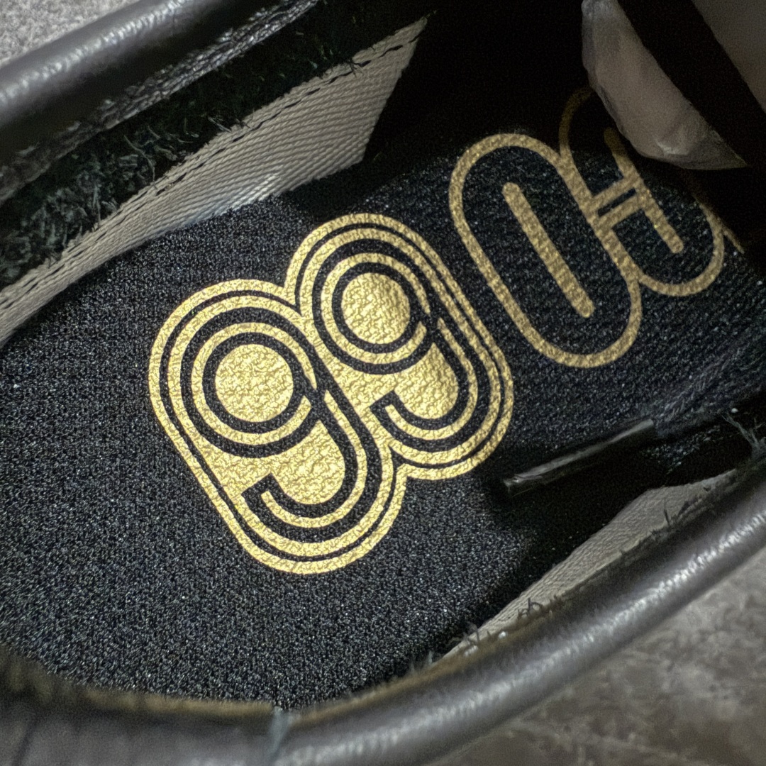 图片[8]-【全头层纯原版】Asics Onitsuka Tiger MEXICO 66 亚瑟士鬼冢虎复古经典板鞋 黑金 市场最强版本 每个配色均购入原鞋校对 真正原厂头层牛皮 如假包赔 纹路、色泽、皮心颜色 质感百分百还原 海外订单工厂出品 超成熟稳定的做工品控 原装全套纸板楦头开发 原汁原味 完美呈现版型 私模正确鞋底咬花纹路 一比一鞋头弧度高度鞋身弧度 绝不口嗨 细节品控鞋型随意秒杀市面 原档咬花纹路私模大底 一个单元有六个三角形 总体形拼接呈现花瓣状 官方四联吊牌 原装Ortholite轻量化鞋垫 原盒原配 质保卡 说明书 钢印防尘纸 纸板中底带钢印 乳胶组合鞋垫 支持全方位的对比专柜 产品从款式颜色造型上体现出追求舒适和细节的完美 鞋类更是推崇手工制作的严谨与完美 融舒适性与可穿性的设计风格 注重细节的完美和别致魅力 既保持稳重 又不失轻松的时尚感 尺码：36 37 37.5 38 39 39.5 40 40.5 41.5 42 42.5 43.5 44 45-选品中心