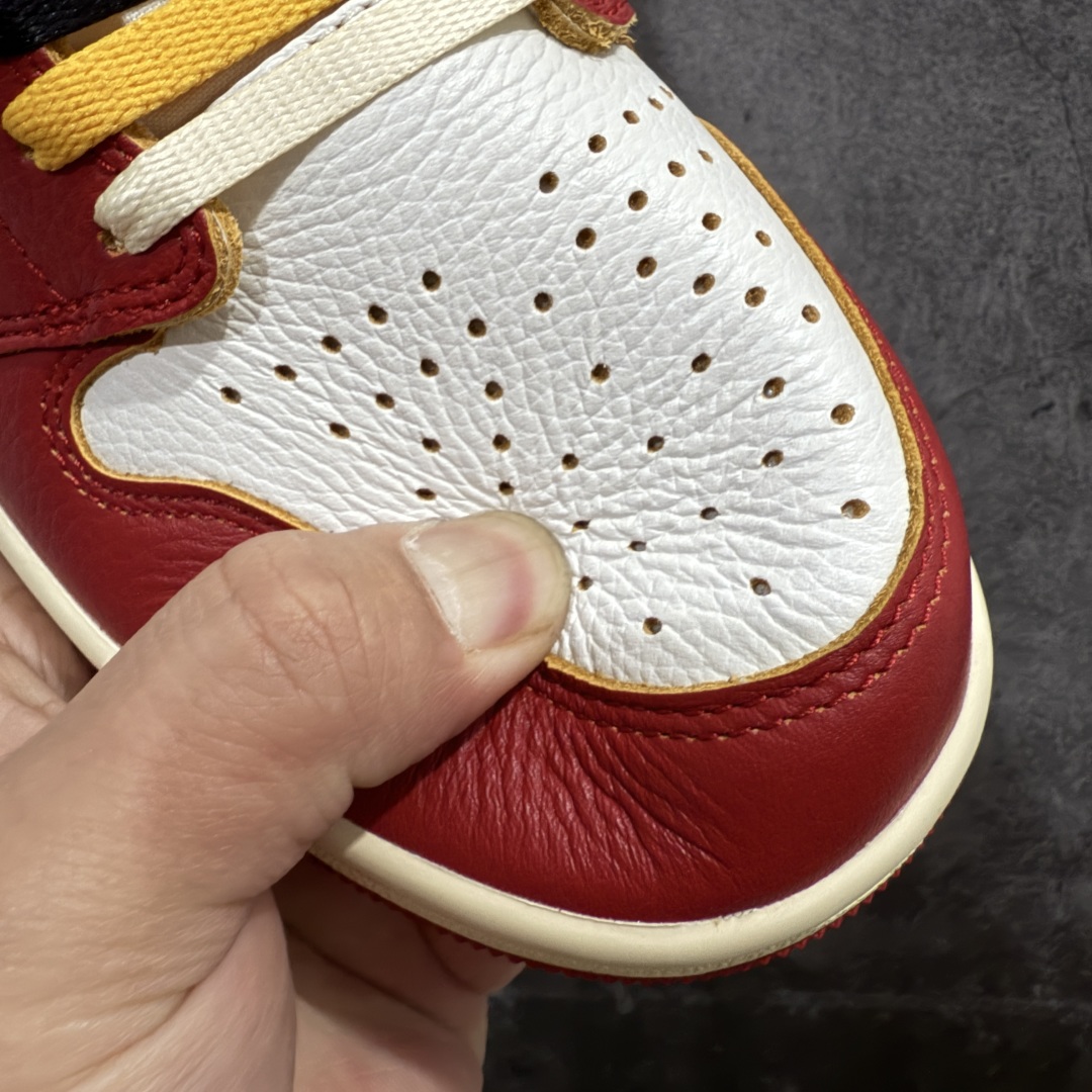 图片[5]-【PK纯原版】Union X Air Jordan 1 Retro High NRG 限量联名 黑白红拼接 实拍首发 货号：HV8563 600 大厂出品 市场第一梯队 唯一可媲美原版 全鞋电脑针车 精确间距匹配 国内顶级头层皮料订染 用料绝不含糊 飞翼3D高频深度立体 全方位比对原鞋 皮料全程玻璃冲刀 冲裁 清洁度完美 工艺方面漏斗收腰 底线拉帮 LOGO立体 小到针眼排布 载片对称 冲孔效果 鞋标规范 鞋垫背胶等等 绝对无敌 尺码：40 40.5 41 42 42.5 43 44 44.5 45 46 47.5-选品中心