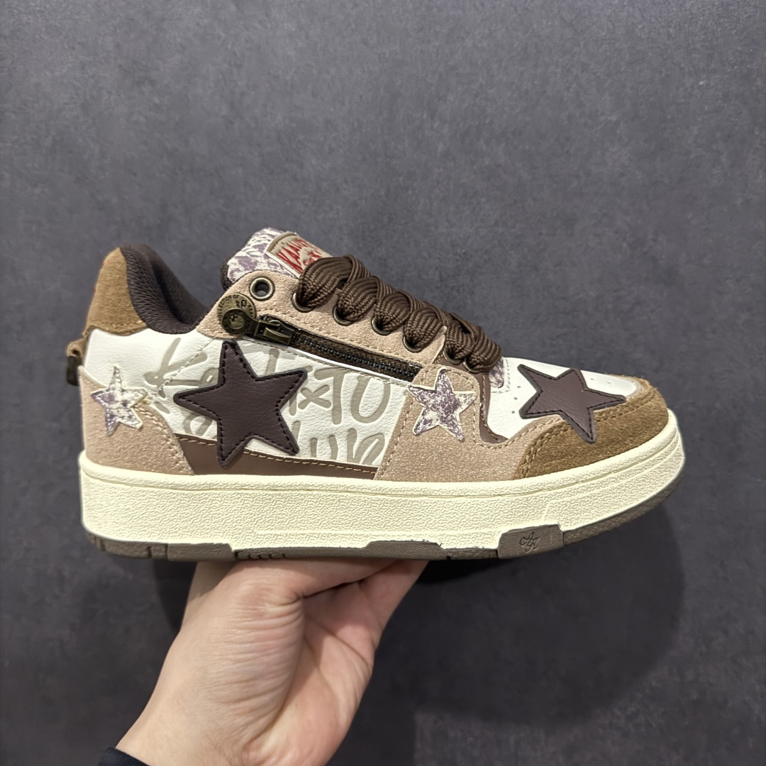 图片[10]-【福利特价】KAALIXTO Retro Vintage 星星潮流休闲防滑耐磨低帮板鞋 此款鞋使用牛仔作为主要的鞋面材质 结实耐磨 鞋舌设计特有印花皮牌作为搭配充分凸显牛仔的特性 整体鞋款采用牛仔面料随意角度拼接的呈现方法 打破消费者原有对鞋子的刻板印象 让人耳目一新 织麦标在彰品品牌属性的同时更具牛仔的代表性元素 并采用加厚内里 穿着舒适透气 鞋底做旧氧化 尺码：36 37 38 39 40 41 42 43 44 45-选品中心