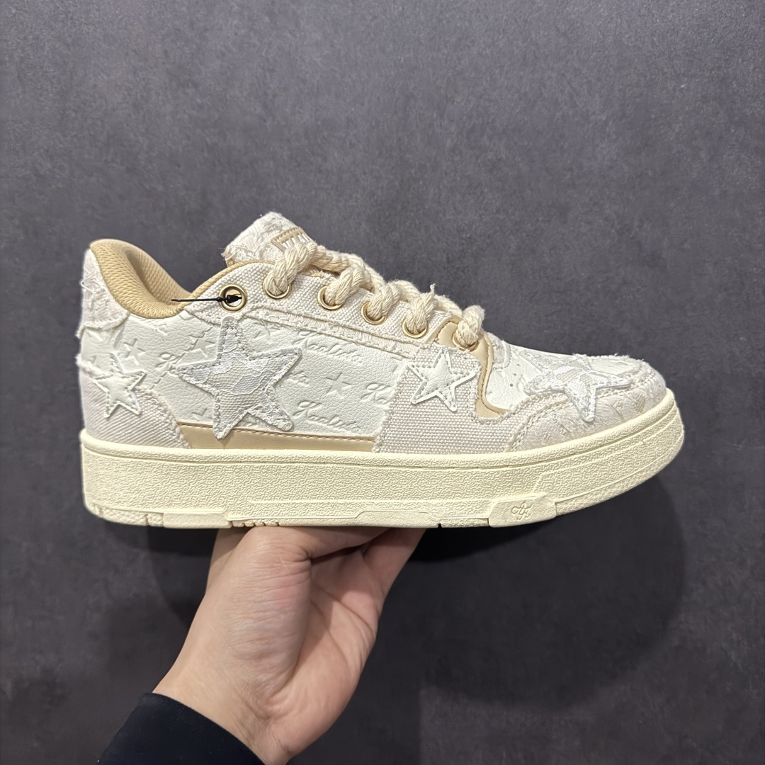 【福利特价】KAALIXTO Retro Vintage 星星潮流休闲防滑耐磨低帮板鞋 此款鞋使用牛仔作为主要的鞋面材质 结实耐磨 鞋舌设计特有印花皮牌作为搭配充分凸显牛仔的特性 整体鞋款采用牛仔面料随意角度拼接的呈现方法 打破消费者原有对鞋子的刻板印象 让人耳目一新 织麦标在彰品品牌属性的同时更具牛仔的代表性元素 并采用加厚内里 穿着舒适透气 鞋底做旧氧化 尺码:36 37 38 39 40 41 42 43 44 45-选品中心