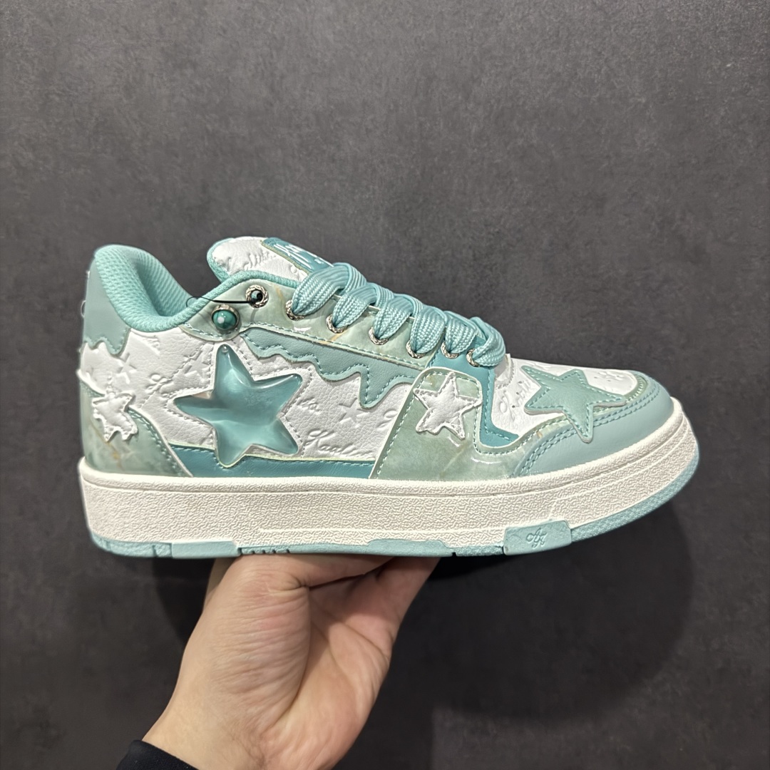 【福利特价】KAALIXTO Retro Vintage 星星潮流休闲防滑耐磨低帮板鞋 此款鞋使用牛仔作为主要的鞋面材质 结实耐磨 鞋舌设计特有印花皮牌作为搭配充分凸显牛仔的特性 整体鞋款采用牛仔面料随意角度拼接的呈现方法 打破消费者原有对鞋子的刻板印象 让人耳目一新 织麦标在彰品品牌属性的同时更具牛仔的代表性元素 并采用加厚内里 穿着舒适透气 鞋底做旧氧化 尺码：36 37 38 39 40 41 42 43 44 45-选品中心