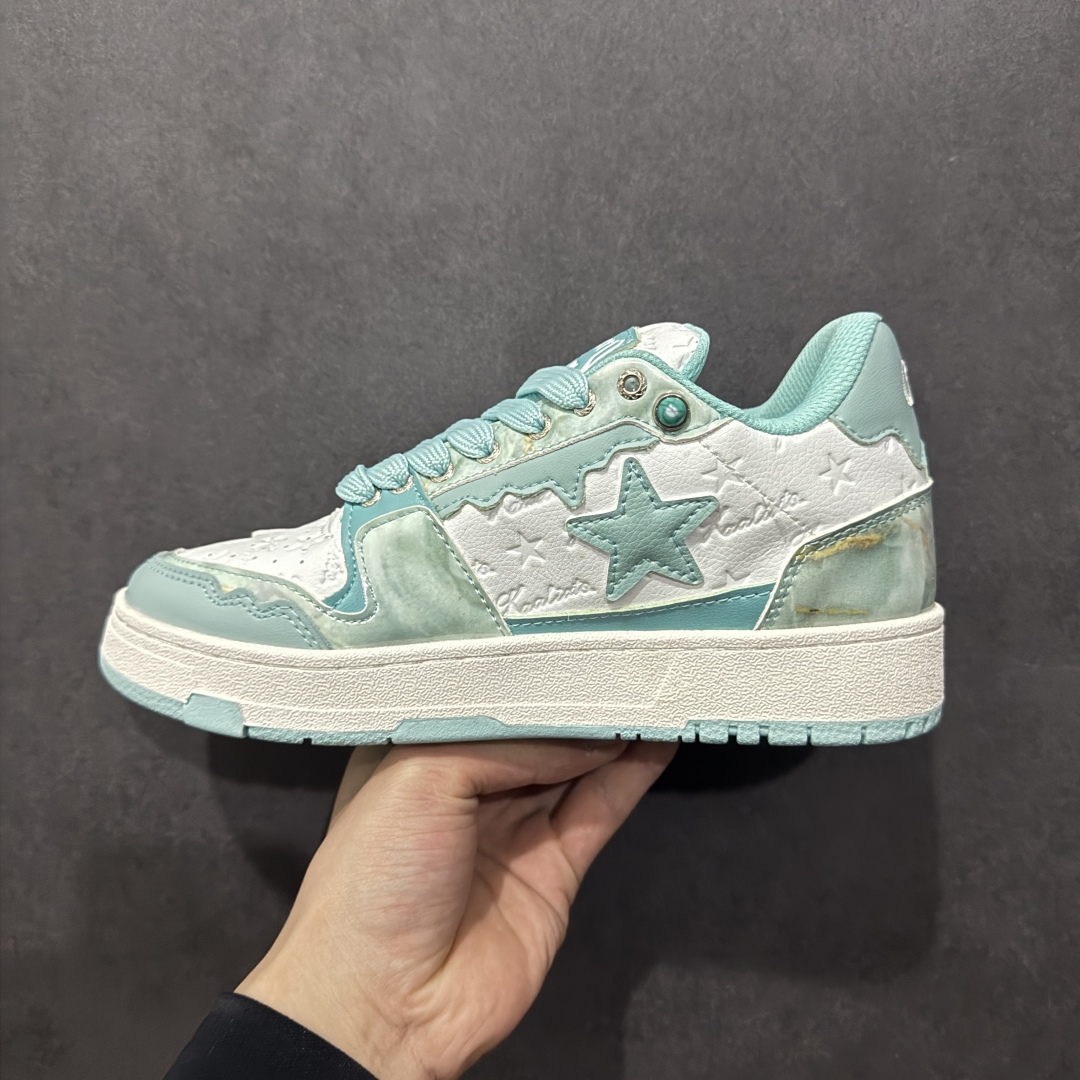 图片[2]-【福利特价】KAALIXTO Retro Vintage 星星潮流休闲防滑耐磨低帮板鞋 此款鞋使用牛仔作为主要的鞋面材质 结实耐磨 鞋舌设计特有印花皮牌作为搭配充分凸显牛仔的特性 整体鞋款采用牛仔面料随意角度拼接的呈现方法 打破消费者原有对鞋子的刻板印象 让人耳目一新 织麦标在彰品品牌属性的同时更具牛仔的代表性元素 并采用加厚内里 穿着舒适透气 鞋底做旧氧化 尺码：36 37 38 39 40 41 42 43 44 45-选品中心