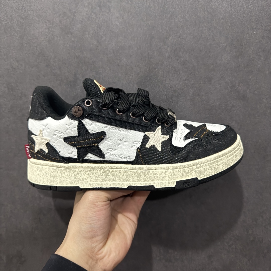 【福利特价】KAALIXTO Retro Vintage 星星潮流休闲防滑耐磨低帮板鞋 此款鞋使用牛仔作为主要的鞋面材质 结实耐磨 鞋舌设计特有印花皮牌作为搭配充分凸显牛仔的特性 整体鞋款采用牛仔面料随意角度拼接的呈现方法 打破消费者原有对鞋子的刻板印象 让人耳目一新 织麦标在彰品品牌属性的同时更具牛仔的代表性元素 并采用加厚内里 穿着舒适透气 鞋底做旧氧化 尺码：36 37 38 39 40 41 42 43 44 45-选品中心