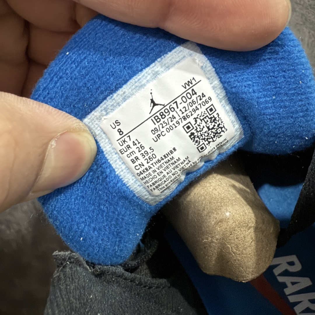 图片[9]-【KZ纯原】Air Jordan 3 Retro \\\”Rare Air\\\” 黑灰蓝 AJ3 乔3 黑灰蓝 乔丹篮球鞋系列 鞋身整体以磨砂材质打造，配色方面以黑色为底色，搭配灰色鞋带孔等细节点缀，鞋头与后跟采用灰色皮革呈现，彰显Air Jordtan 3一如既往的高规格质感，整体颜值简约百搭；鞋带孔、鞋舌处的Jumpzman Logo刺绣辅以红色刺绣点缀，最大的设计亮点在于后跟的反钩Nike Swoosh Logo左右脚的标识以镜像形式呈现，成为这款鞋最吸睛的设计元素，最后以黑蓝中底搭配灰色外底及黑色Jordan字样完善设计收尾。 货号：IB8967-004 尺码：36 36.5 37.5 38 38.5 39 40 40.5 41 42 42.5 43 44 44.5 45 46 47.5-选品中心