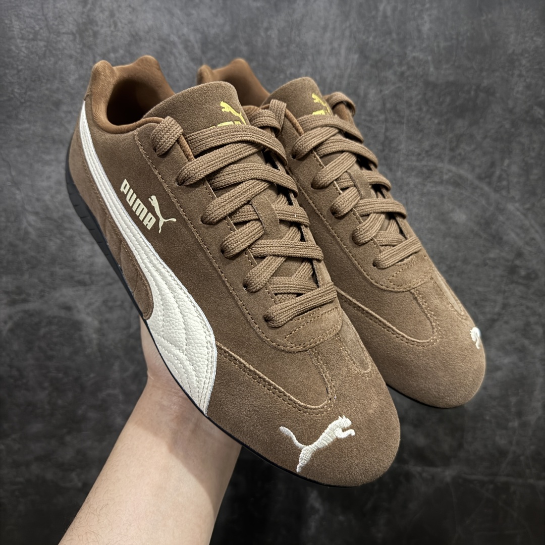 【Top纯原版】彪马PUMA Speedcat Archive Speed Cat系列美拉德风 舒适百搭 防滑耐磨 低帮 生活休闲鞋 男女同款 深棕色 406329-31 目前市场最优版本 无论是版型 细节 烫金走线 完全碾压市场任意版本 欢迎对比🆚 工厂耗时3个月开发 原装档案原数据纸版楦型 采用固色翻毛皮鞋面材质(正确二次成型\'猛帮\'成型工艺🆚区别市面版本!!) 外置原数据开发轻量耐磨橡胶大底💪🏻 全球知名运动品牌PUMA宝马赛车系列 融合了宝马车队的标志性配色 以趣味十足又前卫复古的设计引领潮流 将赛道精神融入街头时尚 开启前卫竞速之旅 主打前卫复古风 Roma鞋款的鞋侧以复古的流线造型 缀以宝马经典Logo 巧妙吸睛 而Speedcat鞋款以亮眼三色条纹元素缀以舒适鞋面 赋予了独特的个性美学 演绎赛车的无尽能量 尺码:36-45-选品中心