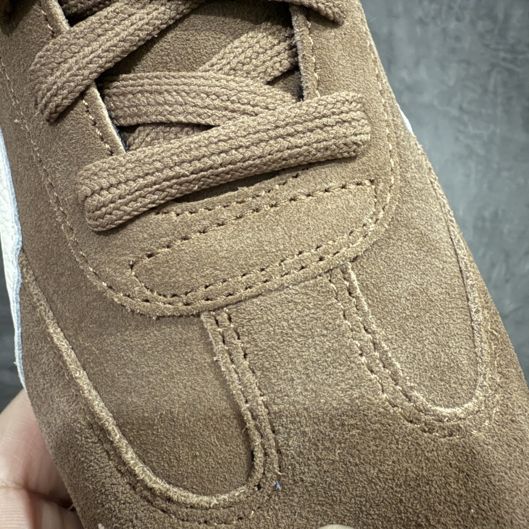 图片[8]-【Top纯原版】彪马PUMA Speedcat Archive Speed Cat系列美拉德风 舒适百搭 防滑耐磨 低帮 生活休闲鞋 男女同款 深棕色 406329-31 目前市场最优版本 无论是版型 细节 烫金走线 完全碾压市场任意版本 欢迎对比🆚 工厂耗时3个月开发 原装档案原数据纸版楦型 采用固色翻毛皮鞋面材质(正确二次成型\’猛帮\’成型工艺🆚区别市面版本!!) 外置原数据开发轻量耐磨橡胶大底💪🏻 全球知名运动品牌PUMA宝马赛车系列 融合了宝马车队的标志性配色 以趣味十足又前卫复古的设计引领潮流 将赛道精神融入街头时尚 开启前卫竞速之旅 主打前卫复古风 Roma鞋款的鞋侧以复古的流线造型 缀以宝马经典Logo 巧妙吸睛 而Speedcat鞋款以亮眼三色条纹元素缀以舒适鞋面 赋予了独特的个性美学 演绎赛车的无尽能量 尺码：36-45-选品中心