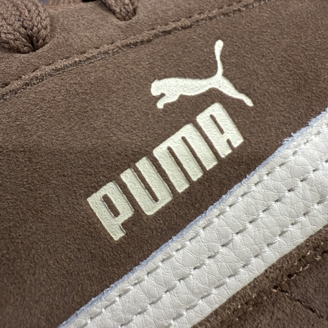 图片[3]-【Top纯原版】彪马PUMA Speedcat Archive Speed Cat系列美拉德风 舒适百搭 防滑耐磨 低帮 生活休闲鞋 男女同款 深棕色 406329-31 目前市场最优版本 无论是版型 细节 烫金走线 完全碾压市场任意版本 欢迎对比🆚 工厂耗时3个月开发 原装档案原数据纸版楦型 采用固色翻毛皮鞋面材质(正确二次成型\’猛帮\’成型工艺🆚区别市面版本!!) 外置原数据开发轻量耐磨橡胶大底💪🏻 全球知名运动品牌PUMA宝马赛车系列 融合了宝马车队的标志性配色 以趣味十足又前卫复古的设计引领潮流 将赛道精神融入街头时尚 开启前卫竞速之旅 主打前卫复古风 Roma鞋款的鞋侧以复古的流线造型 缀以宝马经典Logo 巧妙吸睛 而Speedcat鞋款以亮眼三色条纹元素缀以舒适鞋面 赋予了独特的个性美学 演绎赛车的无尽能量 尺码：36-45-选品中心