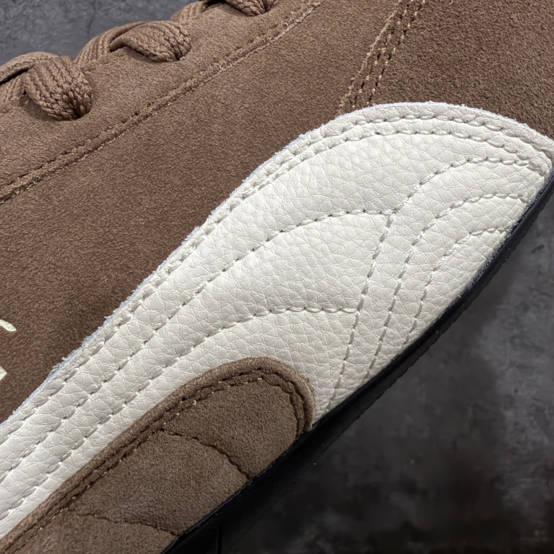 图片[7]-【Top纯原版】彪马PUMA Speedcat Archive Speed Cat系列美拉德风 舒适百搭 防滑耐磨 低帮 生活休闲鞋 男女同款 深棕色 406329-31 目前市场最优版本 无论是版型 细节 烫金走线 完全碾压市场任意版本 欢迎对比🆚 工厂耗时3个月开发 原装档案原数据纸版楦型 采用固色翻毛皮鞋面材质(正确二次成型\’猛帮\’成型工艺🆚区别市面版本!!) 外置原数据开发轻量耐磨橡胶大底💪🏻 全球知名运动品牌PUMA宝马赛车系列 融合了宝马车队的标志性配色 以趣味十足又前卫复古的设计引领潮流 将赛道精神融入街头时尚 开启前卫竞速之旅 主打前卫复古风 Roma鞋款的鞋侧以复古的流线造型 缀以宝马经典Logo 巧妙吸睛 而Speedcat鞋款以亮眼三色条纹元素缀以舒适鞋面 赋予了独特的个性美学 演绎赛车的无尽能量 尺码：36-45-选品中心