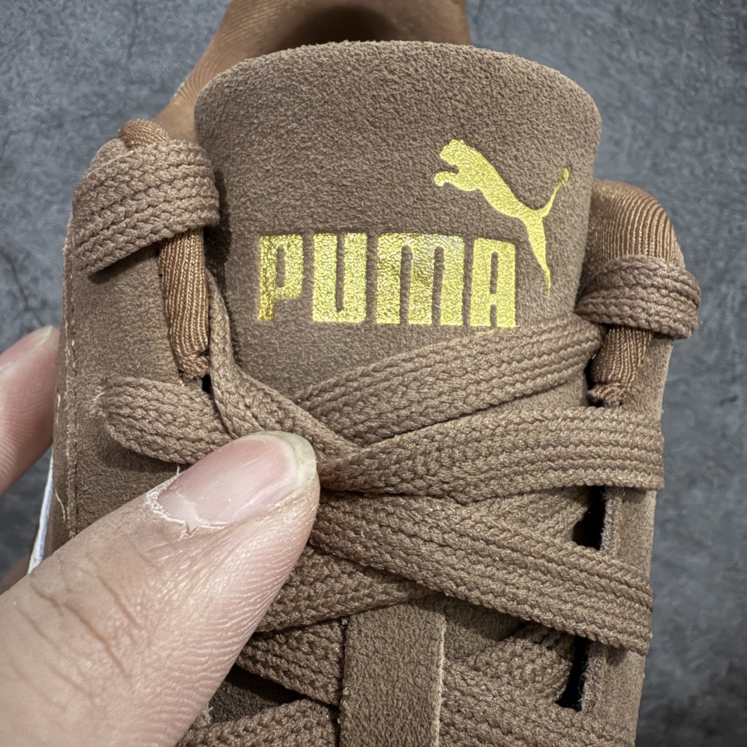 图片[5]-【Top纯原版】彪马PUMA Speedcat Archive Speed Cat系列美拉德风 舒适百搭 防滑耐磨 低帮 生活休闲鞋 男女同款 深棕色 406329-31 目前市场最优版本 无论是版型 细节 烫金走线 完全碾压市场任意版本 欢迎对比🆚 工厂耗时3个月开发 原装档案原数据纸版楦型 采用固色翻毛皮鞋面材质(正确二次成型\’猛帮\’成型工艺🆚区别市面版本!!) 外置原数据开发轻量耐磨橡胶大底💪🏻 全球知名运动品牌PUMA宝马赛车系列 融合了宝马车队的标志性配色 以趣味十足又前卫复古的设计引领潮流 将赛道精神融入街头时尚 开启前卫竞速之旅 主打前卫复古风 Roma鞋款的鞋侧以复古的流线造型 缀以宝马经典Logo 巧妙吸睛 而Speedcat鞋款以亮眼三色条纹元素缀以舒适鞋面 赋予了独特的个性美学 演绎赛车的无尽能量 尺码：36-45-选品中心