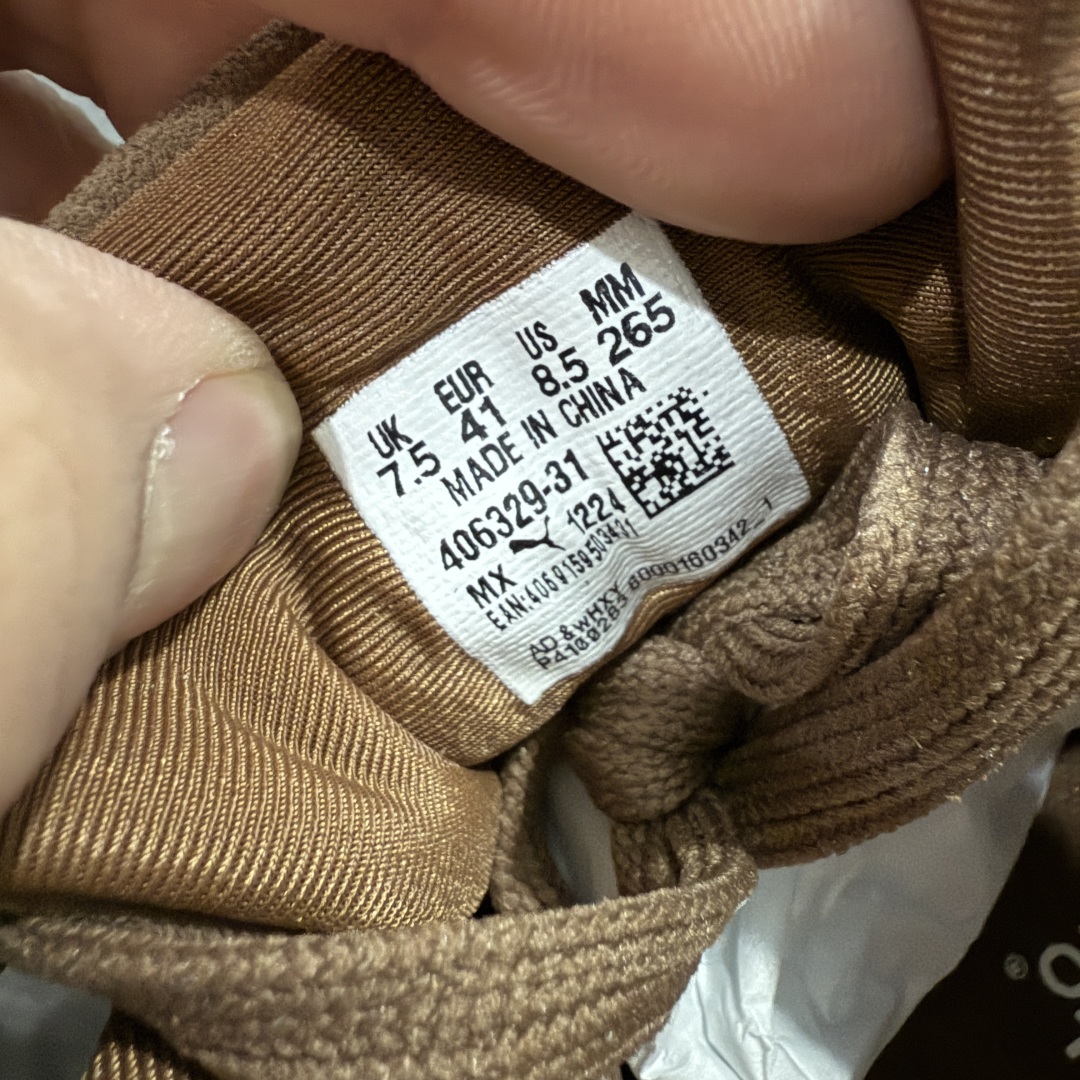 图片[9]-【Top纯原版】彪马PUMA Speedcat Archive Speed Cat系列美拉德风 舒适百搭 防滑耐磨 低帮 生活休闲鞋 男女同款 深棕色 406329-31 目前市场最优版本 无论是版型 细节 烫金走线 完全碾压市场任意版本 欢迎对比🆚 工厂耗时3个月开发 原装档案原数据纸版楦型 采用固色翻毛皮鞋面材质(正确二次成型\’猛帮\’成型工艺🆚区别市面版本!!) 外置原数据开发轻量耐磨橡胶大底💪🏻 全球知名运动品牌PUMA宝马赛车系列 融合了宝马车队的标志性配色 以趣味十足又前卫复古的设计引领潮流 将赛道精神融入街头时尚 开启前卫竞速之旅 主打前卫复古风 Roma鞋款的鞋侧以复古的流线造型 缀以宝马经典Logo 巧妙吸睛 而Speedcat鞋款以亮眼三色条纹元素缀以舒适鞋面 赋予了独特的个性美学 演绎赛车的无尽能量 尺码：36-45-选品中心