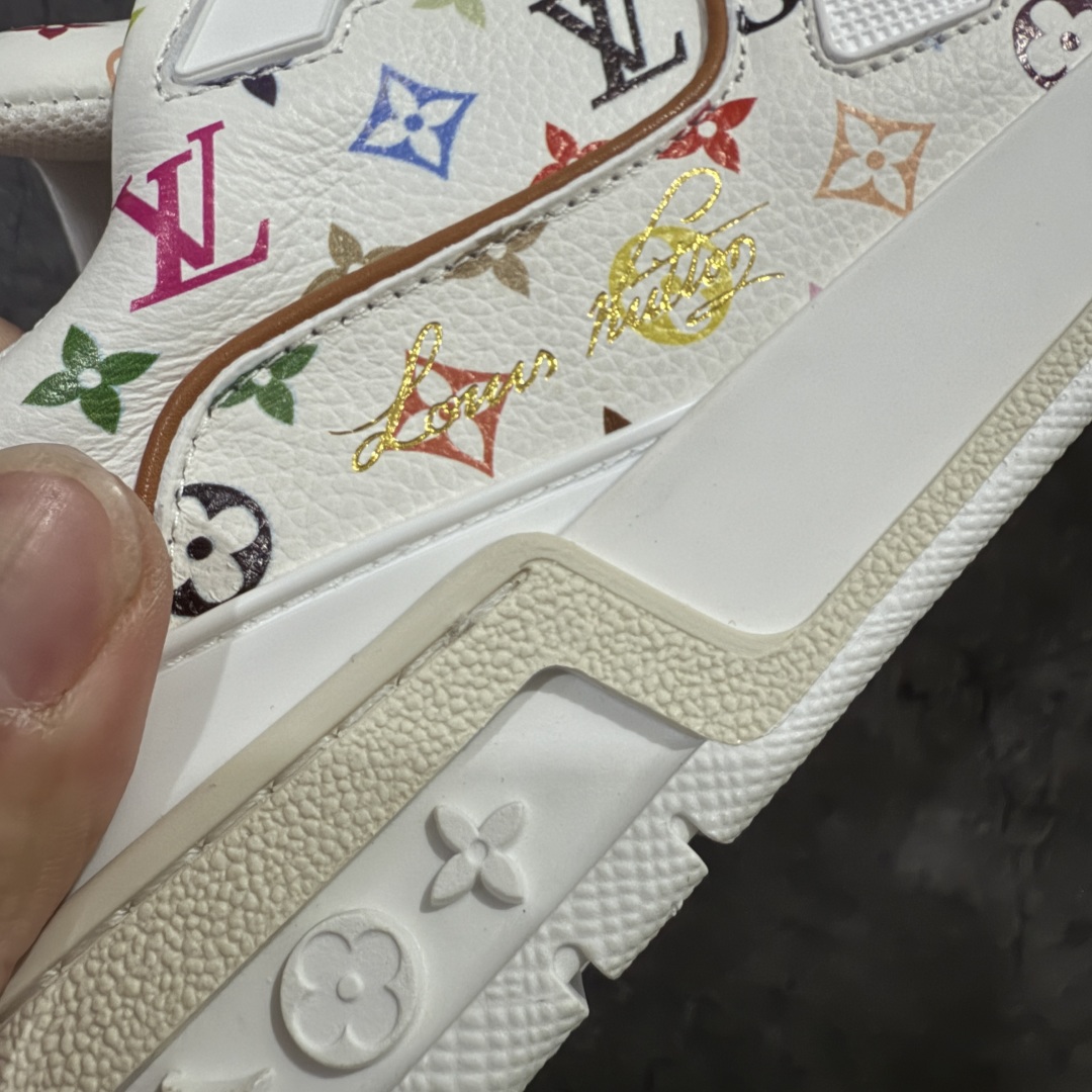 图片[3]-【HS纯原礼盒版】 LV Trainer系列高奢运动鞋 村上隆联名白色 新款芯片顶级 潮人必备单品 同步ZP官网空胶工艺 鞋舌、挂饰均镶嵌NFC芯片感应装置 正确胶片断点式设计 中底正确还原原版油印字母比例 1：1原楦格板、楦头、刀磨全新升级！ 独家订制顶级压纹麂皮 原版开模TPU大底 质感原版一致 垫脚聚米微料加透气英伦网布 披靡市场任何版本！细节完美呈现！ 代购指定版本 全新升级最新双盒包装 扫码秒进官网！ 全套包装配件同比原版 尺码： 39-45-选品中心