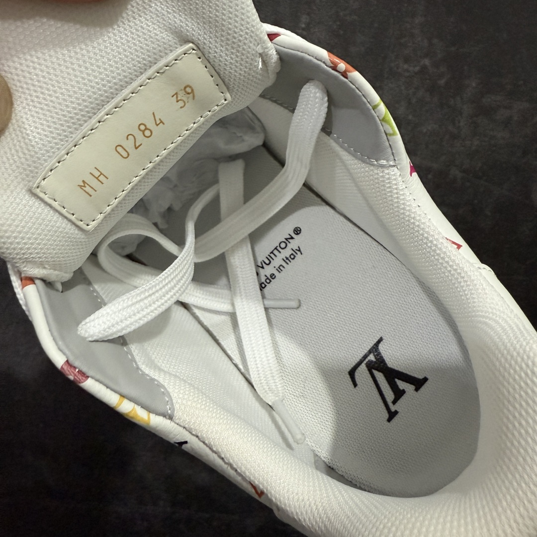 图片[8]-【HS纯原礼盒版】 LV Trainer系列高奢运动鞋 村上隆联名白色 新款芯片顶级 潮人必备单品 同步ZP官网空胶工艺 鞋舌、挂饰均镶嵌NFC芯片感应装置 正确胶片断点式设计 中底正确还原原版油印字母比例 1：1原楦格板、楦头、刀磨全新升级！ 独家订制顶级压纹麂皮 原版开模TPU大底 质感原版一致 垫脚聚米微料加透气英伦网布 披靡市场任何版本！细节完美呈现！ 代购指定版本 全新升级最新双盒包装 扫码秒进官网！ 全套包装配件同比原版 尺码： 39-45-选品中心