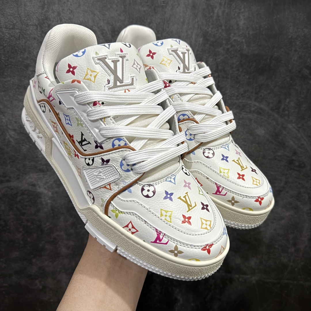【HS纯原礼盒版】 LV Trainer系列高奢运动鞋 村上隆联名白色 新款芯片顶级 潮人必备单品 同步ZP官网空胶工艺 鞋舌、挂饰均镶嵌NFC芯片感应装置 正确胶片断点式设计 中底正确还原原版油印字母比例 1：1原楦格板、楦头、刀磨全新升级！ 独家订制顶级压纹麂皮 原版开模TPU大底 质感原版一致 垫脚聚米微料加透气英伦网布 披靡市场任何版本！细节完美呈现！ 代购指定版本 全新升级最新双盒包装 扫码秒进官网！ 全套包装配件同比原版 尺码： 39-45-选品中心