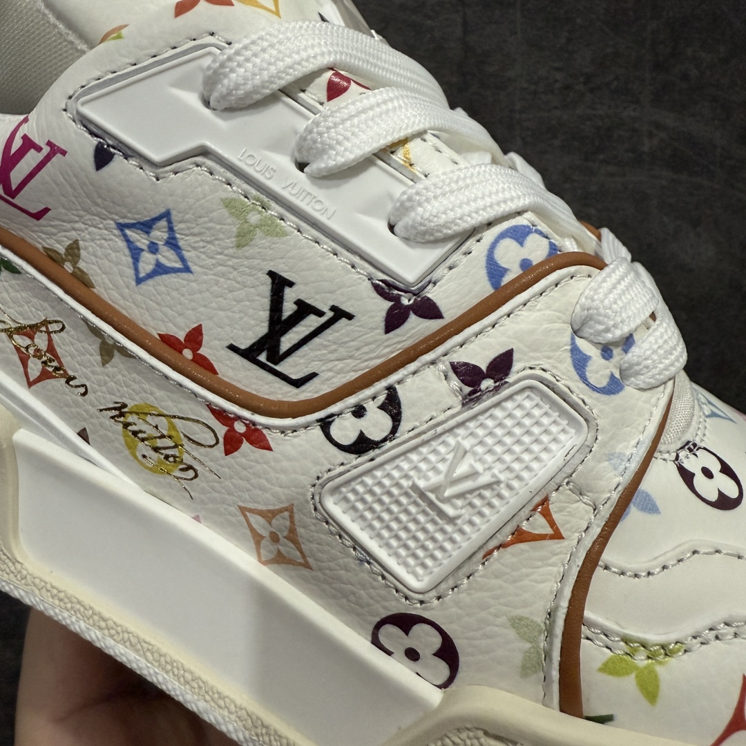 图片[4]-【HS纯原礼盒版】 LV Trainer系列高奢运动鞋 村上隆联名白色 新款芯片顶级 潮人必备单品 同步ZP官网空胶工艺 鞋舌、挂饰均镶嵌NFC芯片感应装置 正确胶片断点式设计 中底正确还原原版油印字母比例 1：1原楦格板、楦头、刀磨全新升级！ 独家订制顶级压纹麂皮 原版开模TPU大底 质感原版一致 垫脚聚米微料加透气英伦网布 披靡市场任何版本！细节完美呈现！ 代购指定版本 全新升级最新双盒包装 扫码秒进官网！ 全套包装配件同比原版 尺码： 39-45-选品中心