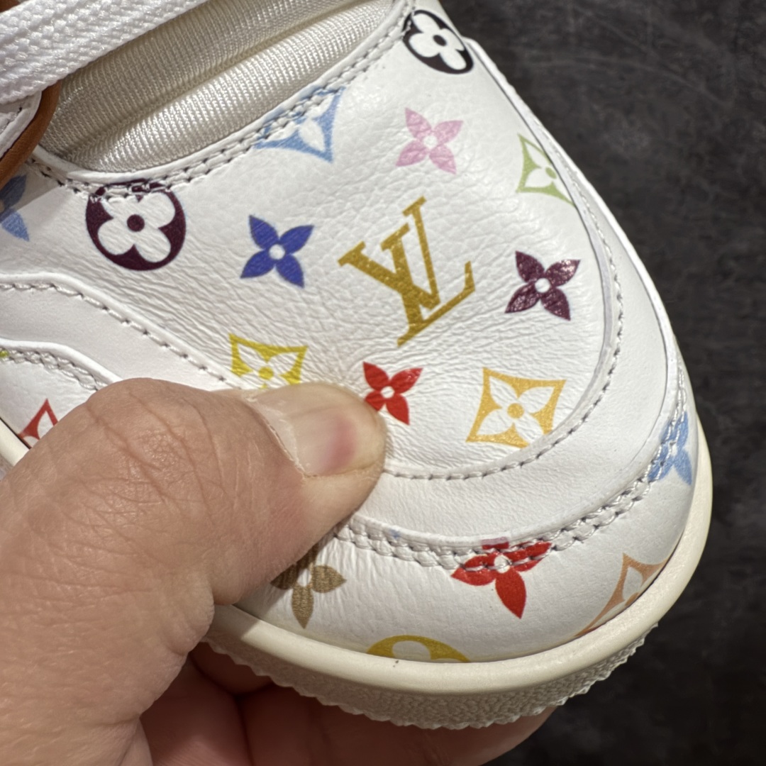 图片[5]-【HS纯原礼盒版】 LV Trainer系列高奢运动鞋 村上隆联名白色 新款芯片顶级 潮人必备单品 同步ZP官网空胶工艺 鞋舌、挂饰均镶嵌NFC芯片感应装置 正确胶片断点式设计 中底正确还原原版油印字母比例 1：1原楦格板、楦头、刀磨全新升级！ 独家订制顶级压纹麂皮 原版开模TPU大底 质感原版一致 垫脚聚米微料加透气英伦网布 披靡市场任何版本！细节完美呈现！ 代购指定版本 全新升级最新双盒包装 扫码秒进官网！ 全套包装配件同比原版 尺码： 39-45-选品中心