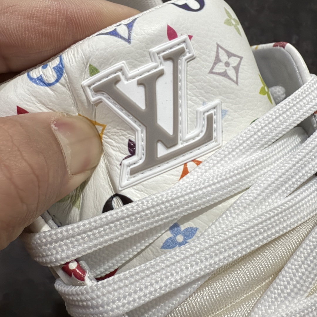 图片[7]-【HS纯原礼盒版】 LV Trainer系列高奢运动鞋 村上隆联名白色 新款芯片顶级 潮人必备单品 同步ZP官网空胶工艺 鞋舌、挂饰均镶嵌NFC芯片感应装置 正确胶片断点式设计 中底正确还原原版油印字母比例 1：1原楦格板、楦头、刀磨全新升级！ 独家订制顶级压纹麂皮 原版开模TPU大底 质感原版一致 垫脚聚米微料加透气英伦网布 披靡市场任何版本！细节完美呈现！ 代购指定版本 全新升级最新双盒包装 扫码秒进官网！ 全套包装配件同比原版 尺码： 39-45-选品中心
