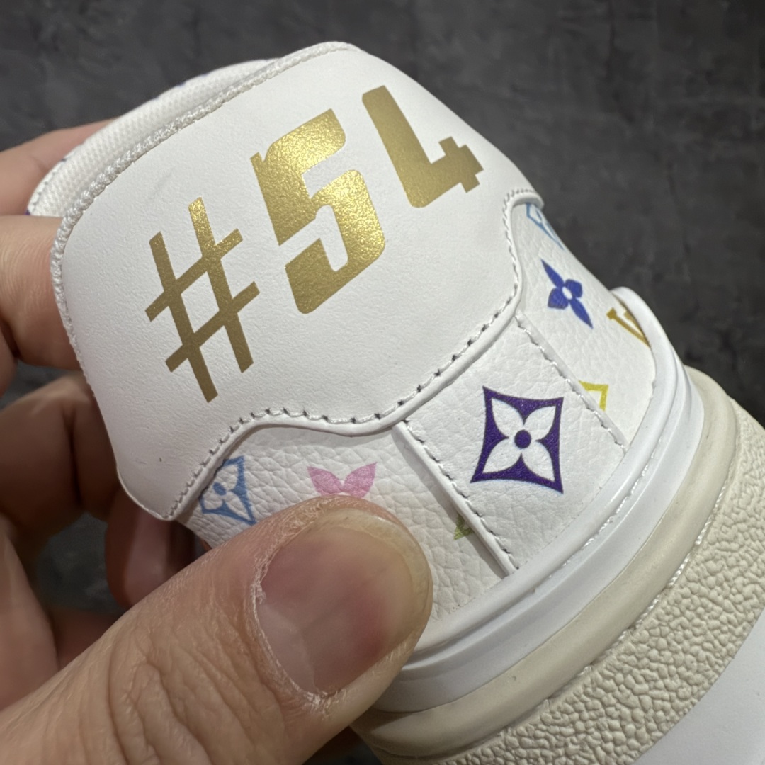 图片[2]-【HS纯原礼盒版】 LV Trainer系列高奢运动鞋 村上隆联名白色 新款芯片顶级 潮人必备单品 同步ZP官网空胶工艺 鞋舌、挂饰均镶嵌NFC芯片感应装置 正确胶片断点式设计 中底正确还原原版油印字母比例 1：1原楦格板、楦头、刀磨全新升级！ 独家订制顶级压纹麂皮 原版开模TPU大底 质感原版一致 垫脚聚米微料加透气英伦网布 披靡市场任何版本！细节完美呈现！ 代购指定版本 全新升级最新双盒包装 扫码秒进官网！ 全套包装配件同比原版 尺码： 39-45-选品中心