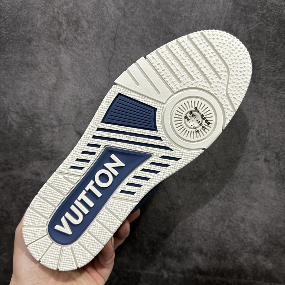 图片[9]-【海淘代购升级版】 现货当天可取 LV Trainer系列高奢运动鞋 新款芯片顶级 潮人必备单品 同步ZP官网空胶工艺 鞋舌、挂饰均镶嵌NFC芯片感应装置 正确胶片断点式设计 中底正确还原原版油印字母比例 1：1原楦格板、楦头、刀磨全新升级！ 独家订制顶级压纹麂皮 原版开模TPU大底 质感原版一致 垫脚聚米微料加透气英伦网布 披靡市场任何版本！细节完美呈现！ 代购指定版本 全新升级最新双盒包装 扫码秒进官网！ 全套包装配件同比原版 尺码： 38-46-选品中心