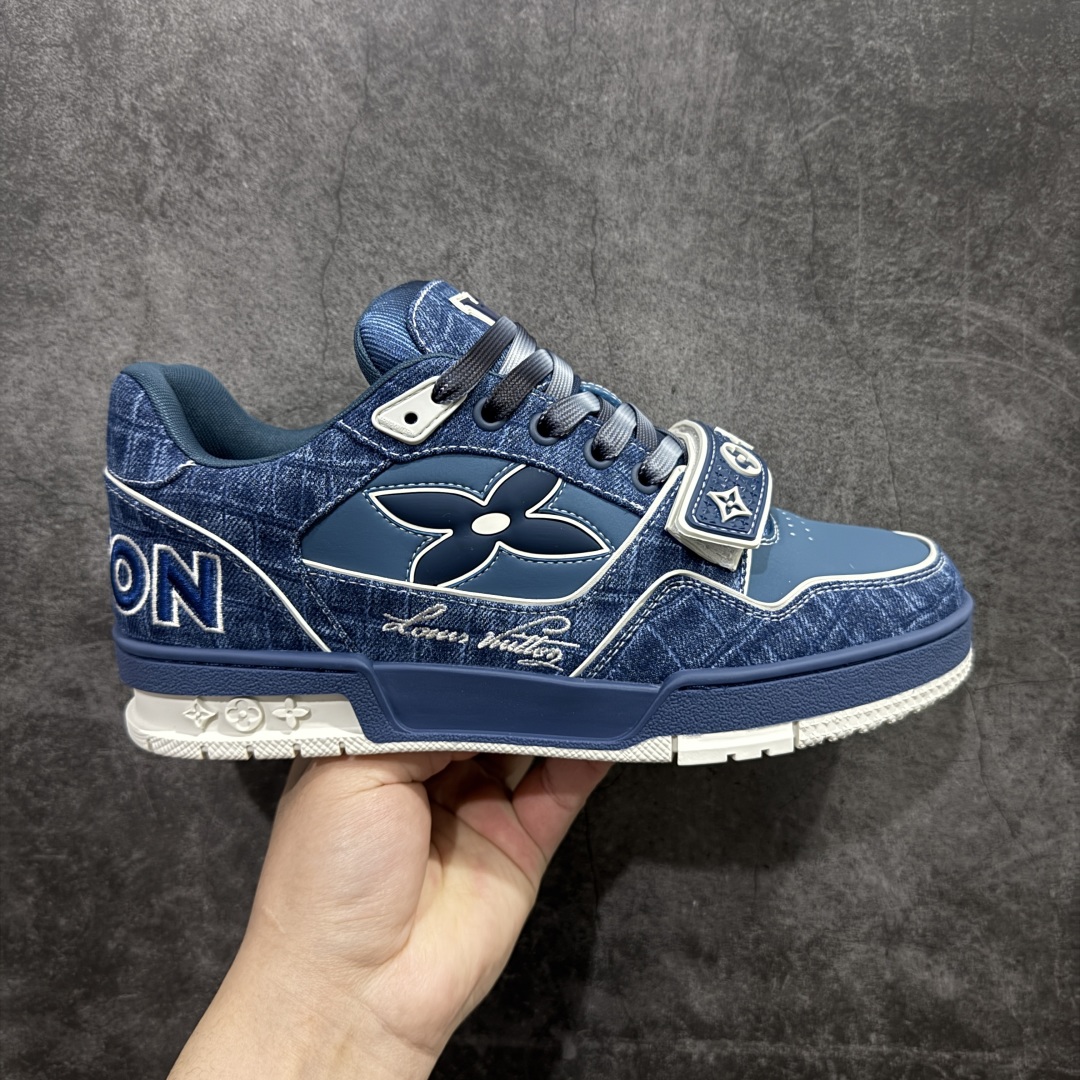 【海淘代购升级版】 现货当天可取 LV Trainer系列高奢运动鞋 新款芯片顶级 潮人必备单品 同步ZP官网空胶工艺 鞋舌、挂饰均镶嵌NFC芯片感应装置 正确胶片断点式设计 中底正确还原原版油印字母比例 1:1原楦格板、楦头、刀磨全新升级! 独家订制顶级压纹麂皮 原版开模TPU大底 质感原版一致 垫脚聚米微料加透气英伦网布 披靡市场任何版本!细节完美呈现! 代购指定版本 全新升级最新双盒包装 扫码秒进官网! 全套包装配件同比原版 尺码: 38-46-选品中心