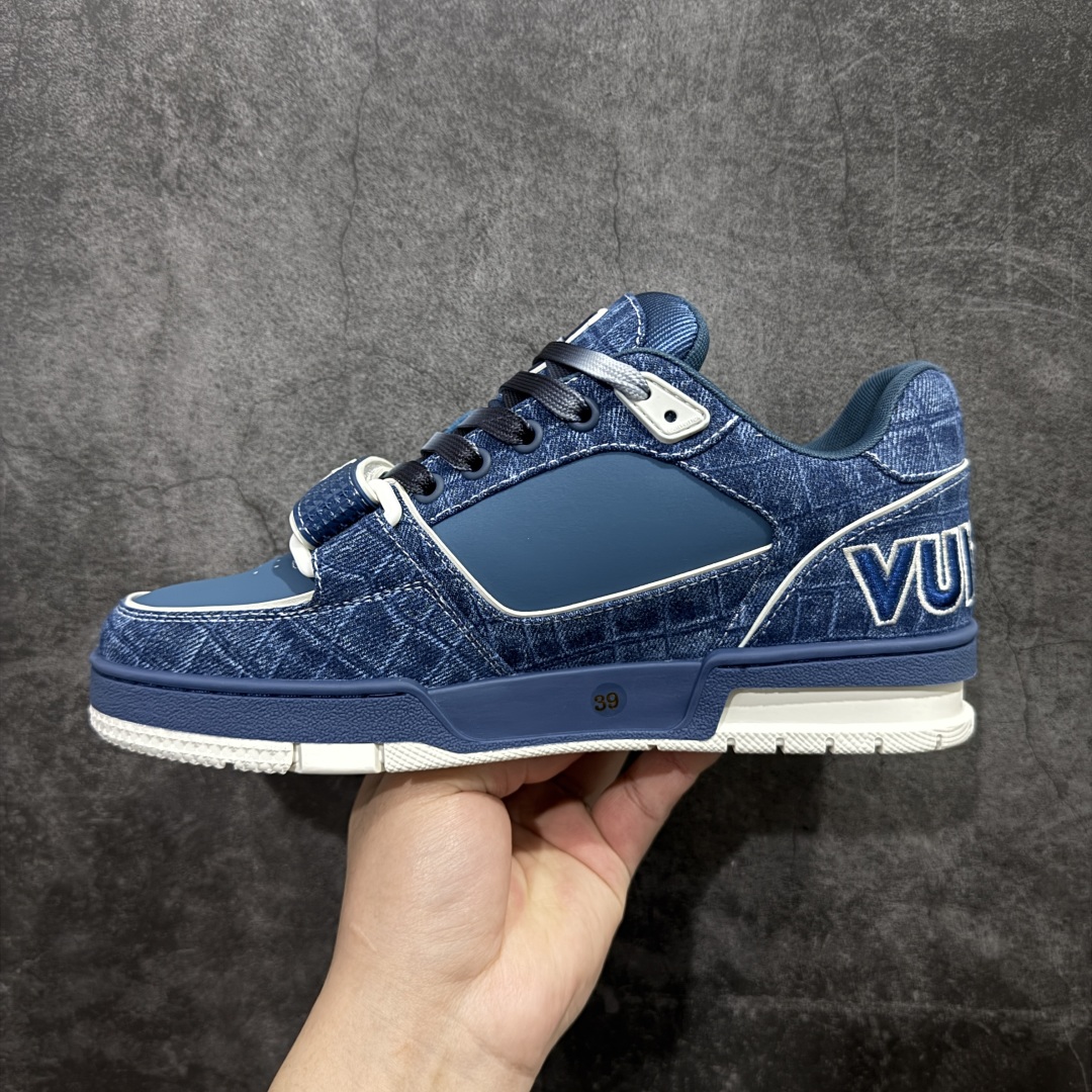 图片[2]-【海淘代购升级版】 现货当天可取 LV Trainer系列高奢运动鞋 新款芯片顶级 潮人必备单品 同步ZP官网空胶工艺 鞋舌、挂饰均镶嵌NFC芯片感应装置 正确胶片断点式设计 中底正确还原原版油印字母比例 1：1原楦格板、楦头、刀磨全新升级！ 独家订制顶级压纹麂皮 原版开模TPU大底 质感原版一致 垫脚聚米微料加透气英伦网布 披靡市场任何版本！细节完美呈现！ 代购指定版本 全新升级最新双盒包装 扫码秒进官网！ 全套包装配件同比原版 尺码： 38-46-选品中心