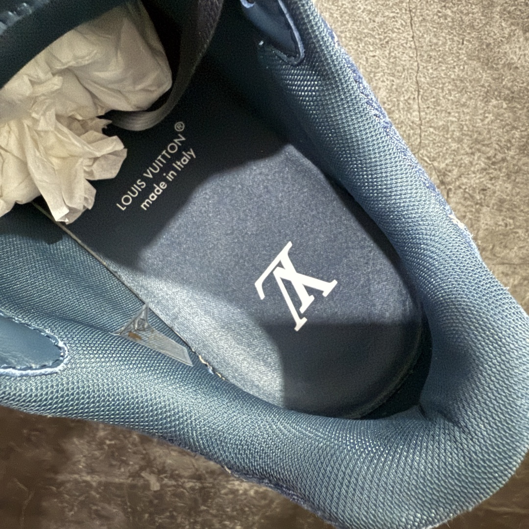 图片[9]-【海淘代购升级版】 现货当天可取 LV Trainer系列高奢运动鞋 新款芯片顶级 潮人必备单品 同步ZP官网空胶工艺 鞋舌、挂饰均镶嵌NFC芯片感应装置 正确胶片断点式设计 中底正确还原原版油印字母比例 1：1原楦格板、楦头、刀磨全新升级！ 独家订制顶级压纹麂皮 原版开模TPU大底 质感原版一致 垫脚聚米微料加透气英伦网布 披靡市场任何版本！细节完美呈现！ 代购指定版本 全新升级最新双盒包装 扫码秒进官网！ 全套包装配件同比原版 尺码： 38-46-选品中心