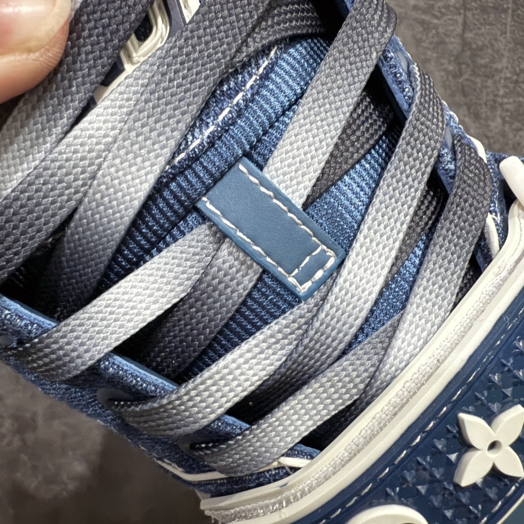 图片[6]-【海淘代购升级版】 现货当天可取 LV Trainer系列高奢运动鞋 新款芯片顶级 潮人必备单品 同步ZP官网空胶工艺 鞋舌、挂饰均镶嵌NFC芯片感应装置 正确胶片断点式设计 中底正确还原原版油印字母比例 1：1原楦格板、楦头、刀磨全新升级！ 独家订制顶级压纹麂皮 原版开模TPU大底 质感原版一致 垫脚聚米微料加透气英伦网布 披靡市场任何版本！细节完美呈现！ 代购指定版本 全新升级最新双盒包装 扫码秒进官网！ 全套包装配件同比原版 尺码： 38-46-选品中心