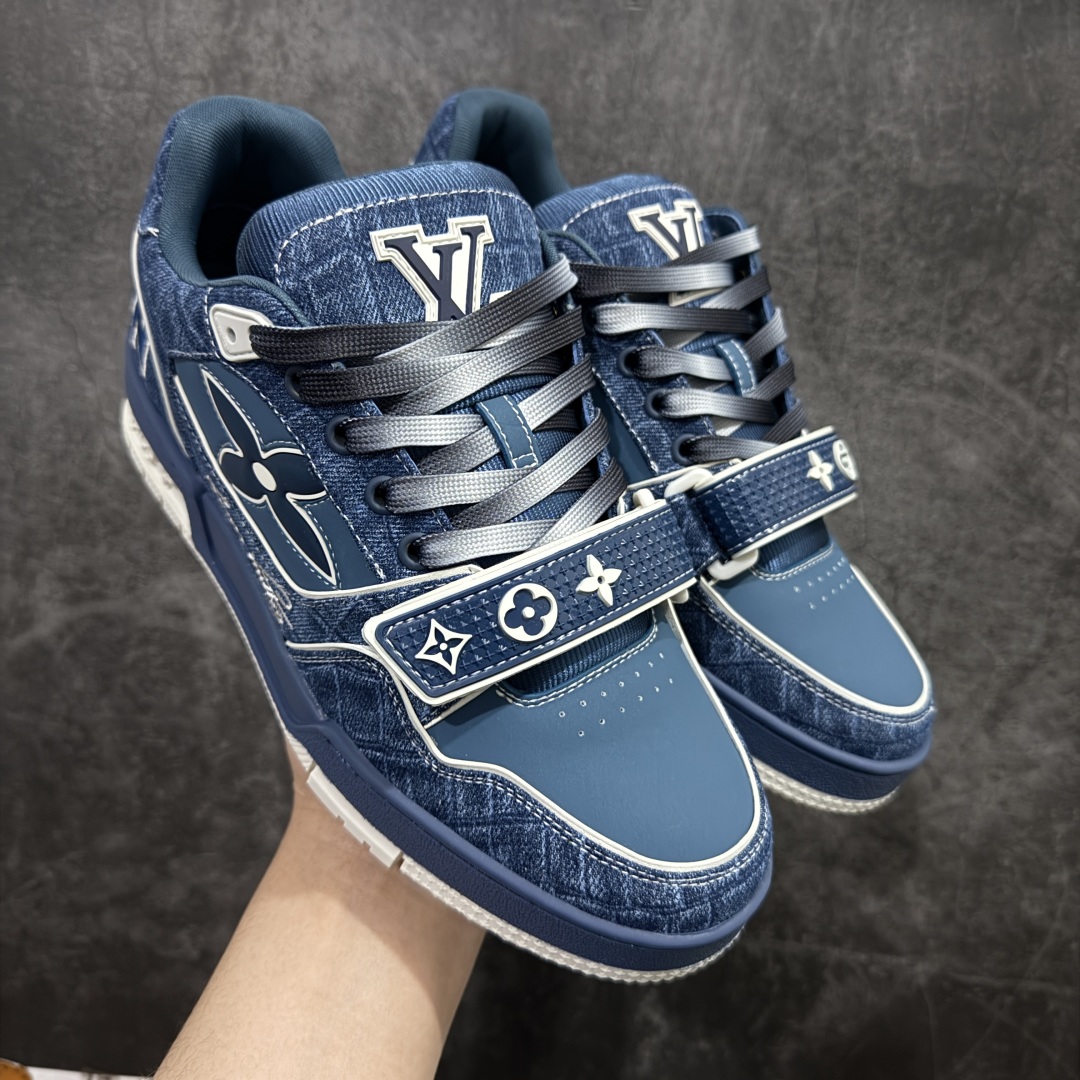 【海淘代购升级版】 现货当天可取 LV Trainer系列高奢运动鞋 新款芯片顶级 潮人必备单品 同步ZP官网空胶工艺 鞋舌、挂饰均镶嵌NFC芯片感应装置 正确胶片断点式设计 中底正确还原原版油印字母比例 1：1原楦格板、楦头、刀磨全新升级！ 独家订制顶级压纹麂皮 原版开模TPU大底 质感原版一致 垫脚聚米微料加透气英伦网布 披靡市场任何版本！细节完美呈现！ 代购指定版本 全新升级最新双盒包装 扫码秒进官网！ 全套包装配件同比原版 尺码： 38-46-选品中心