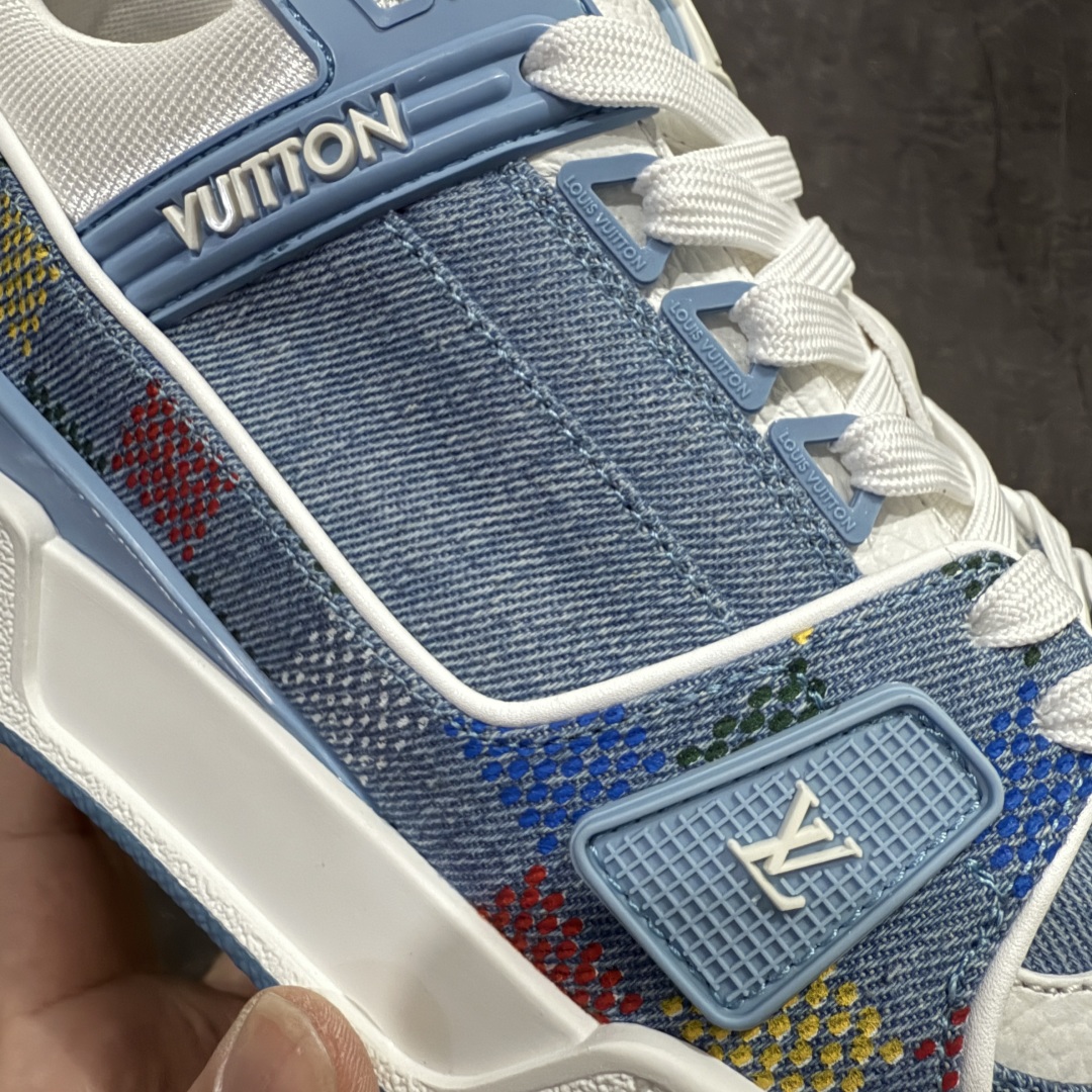 图片[4]-【海淘代购升级版】 现货当天可取 LV Trainer系列高奢运动鞋 新款芯片顶级 潮人必备单品 同步ZP官网空胶工艺 鞋舌、挂饰均镶嵌NFC芯片感应装置 正确胶片断点式设计 中底正确还原原版油印字母比例 1：1原楦格板、楦头、刀磨全新升级！ 独家订制顶级压纹麂皮 原版开模TPU大底 质感原版一致 垫脚聚米微料加透气英伦网布 披靡市场任何版本！细节完美呈现！ 代购指定版本 全新升级最新双盒包装 扫码秒进官网！ 全套包装配件同比原版 尺码： 38-46-选品中心