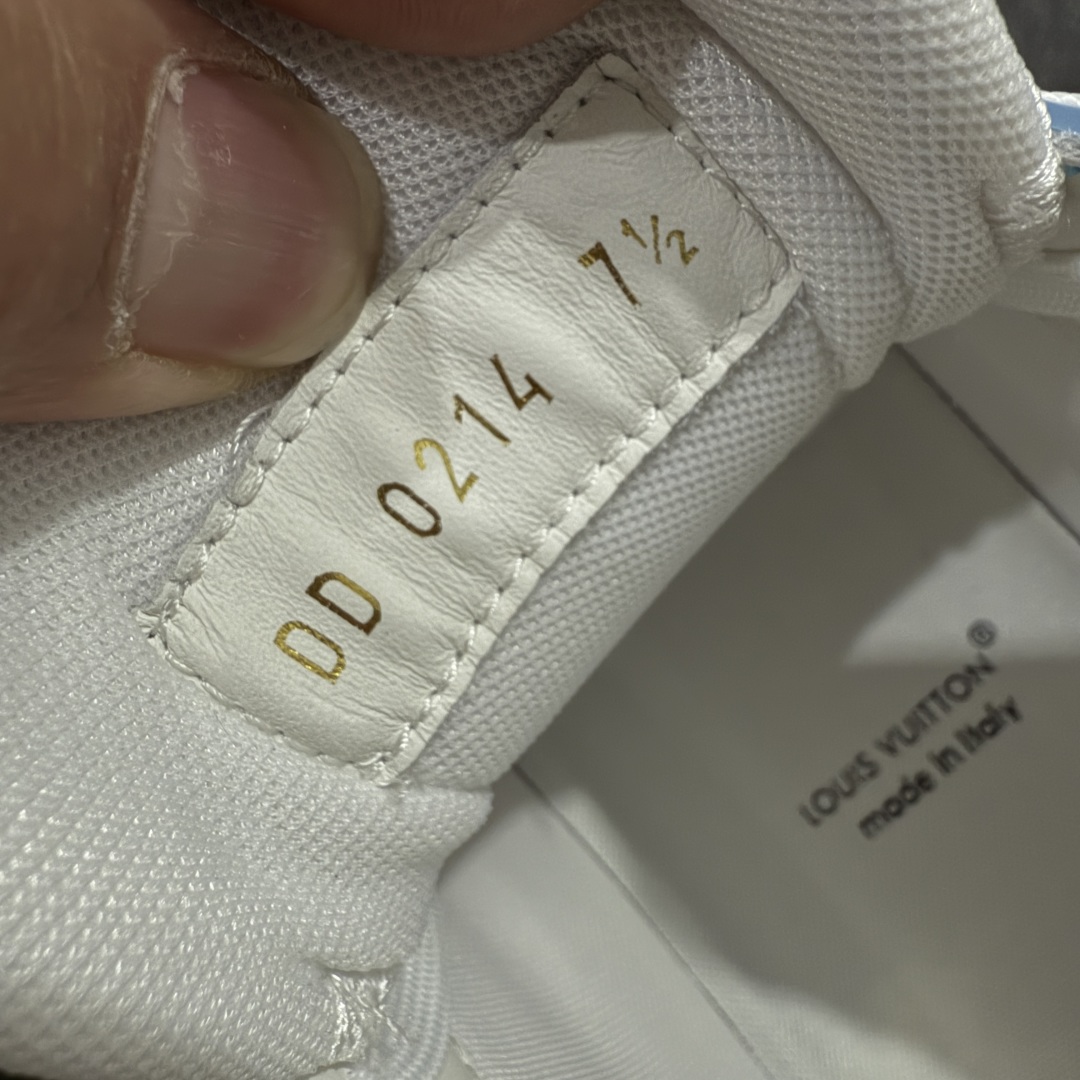 图片[7]-【海淘代购升级版】 现货当天可取 LV Trainer系列高奢运动鞋 新款芯片顶级 潮人必备单品 同步ZP官网空胶工艺 鞋舌、挂饰均镶嵌NFC芯片感应装置 正确胶片断点式设计 中底正确还原原版油印字母比例 1：1原楦格板、楦头、刀磨全新升级！ 独家订制顶级压纹麂皮 原版开模TPU大底 质感原版一致 垫脚聚米微料加透气英伦网布 披靡市场任何版本！细节完美呈现！ 代购指定版本 全新升级最新双盒包装 扫码秒进官网！ 全套包装配件同比原版 尺码： 38-46-选品中心