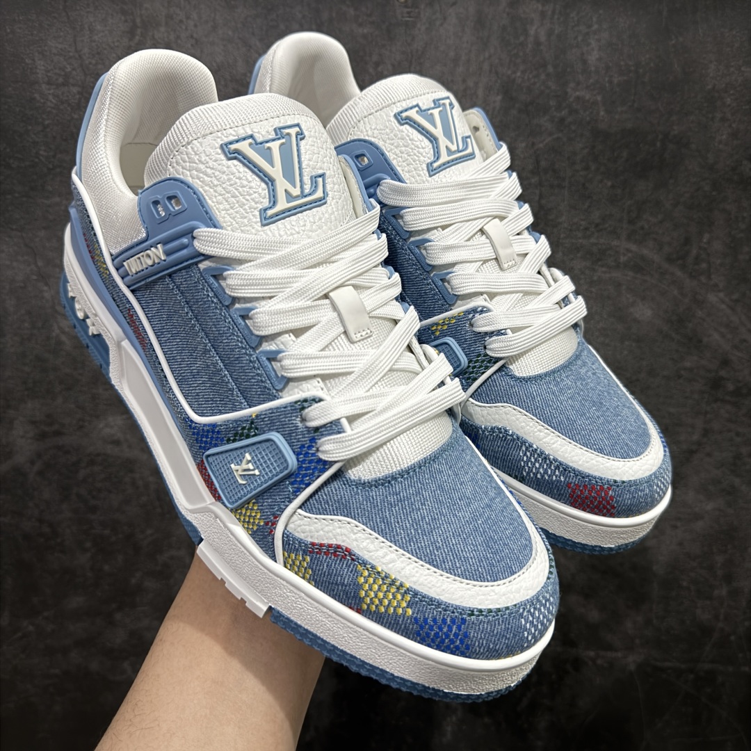 【海淘代购升级版】 现货当天可取 LV Trainer系列高奢运动鞋 新款芯片顶级 潮人必备单品 同步ZP官网空胶工艺 鞋舌、挂饰均镶嵌NFC芯片感应装置 正确胶片断点式设计 中底正确还原原版油印字母比例 1：1原楦格板、楦头、刀磨全新升级！ 独家订制顶级压纹麂皮 原版开模TPU大底 质感原版一致 垫脚聚米微料加透气英伦网布 披靡市场任何版本！细节完美呈现！ 代购指定版本 全新升级最新双盒包装 扫码秒进官网！ 全套包装配件同比原版 尺码： 38-46-选品中心