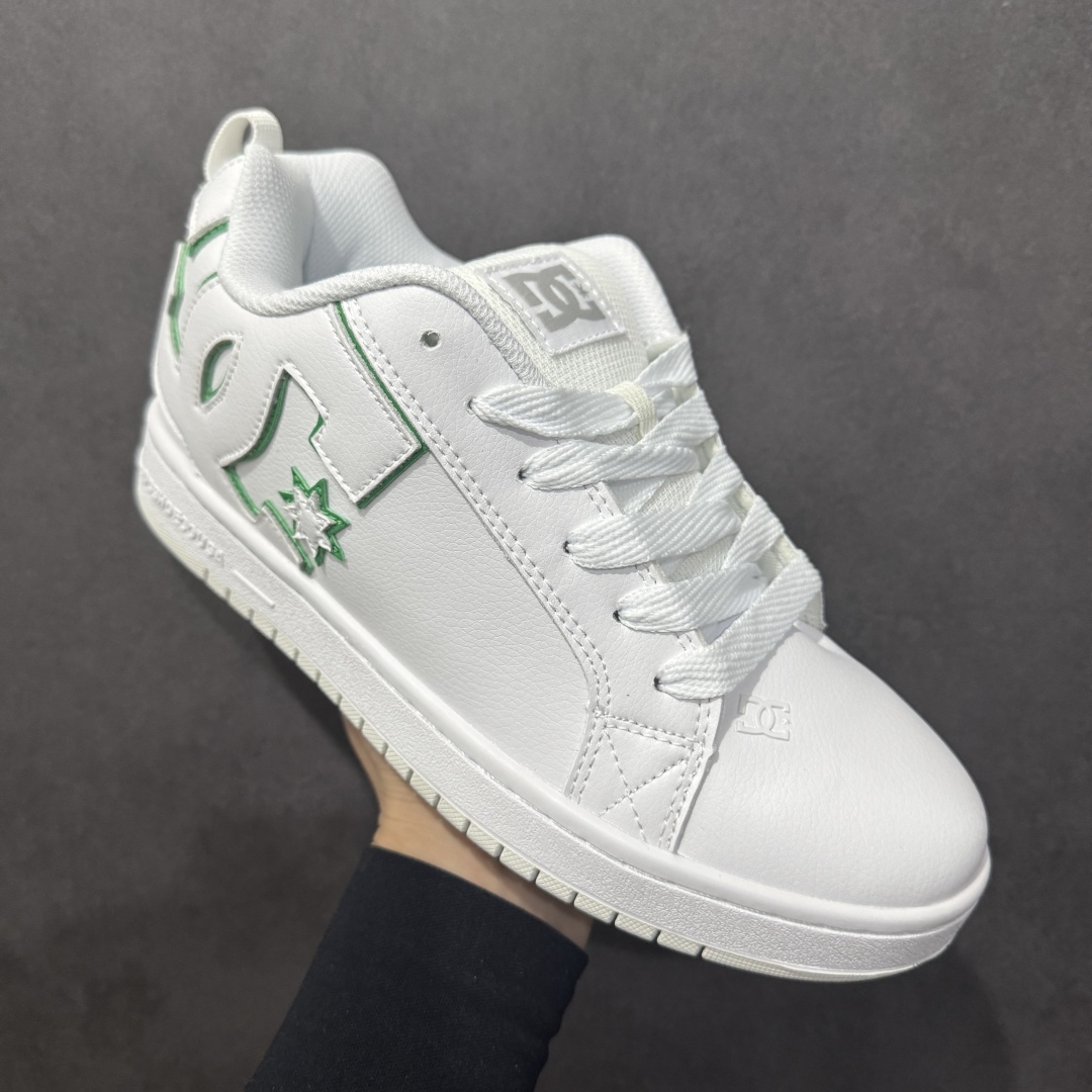 图片[3]-【公司级】街头装品牌 DCSHOECOUSA时尚鞋子男女鞋休闲板鞋低帮圆头百搭 琉凤大底耐磨滑板鞋皮质运动舒适BMX板鞋DC 鞋型经典百搭，低帮系带设计，皮革鞋面，装饰品牌字母LOGO，橡胶鞋底，防滑耐磨轻便，脚感舒适，时髦百搭。 DC/DCShoes就是DCSHOECOUSA，DC Shoes是美国滑板品牌，是很潮的运动品牌。此次 DCSHOES 续写 CBGB 的传奇故事，从 CBGB 中汲取创意灵感融入到产品设计之中，采用具有浓厚街头文化气息的特殊图案传递品牌理念，备受街头爱好者及潮流青年的青睐，品牌粉丝遍布全球。随着极限运动热潮在中国愈演愈烈，如今 DCSHOES 正式重回中国市场，致力为中国的极限运动与街头文化赋予全新生命力。 尺码：36-45-选品中心