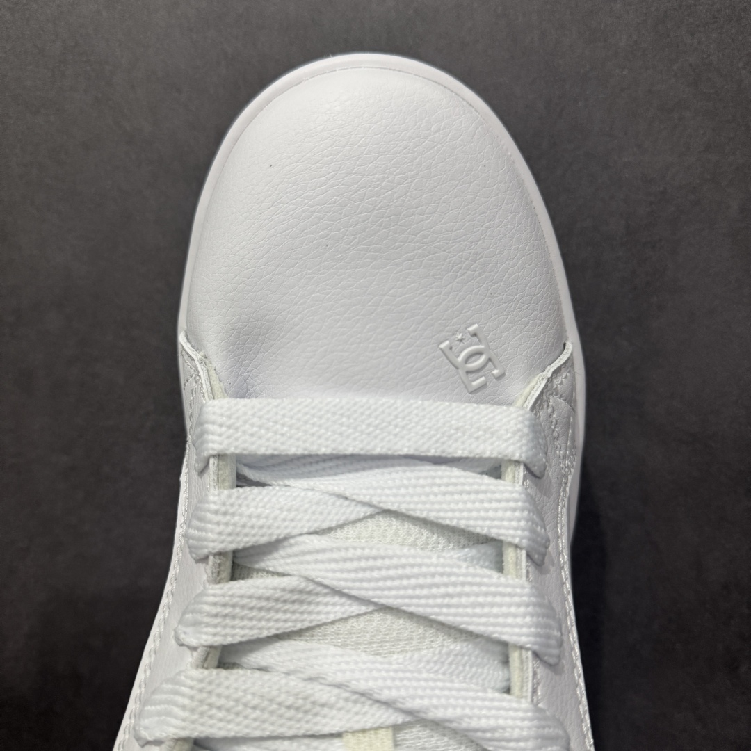 图片[8]-【公司级】街头装品牌 DCSHOECOUSA时尚鞋子男女鞋休闲板鞋低帮圆头百搭 琉凤大底耐磨滑板鞋皮质运动舒适BMX板鞋DC 鞋型经典百搭，低帮系带设计，皮革鞋面，装饰品牌字母LOGO，橡胶鞋底，防滑耐磨轻便，脚感舒适，时髦百搭。 DC/DCShoes就是DCSHOECOUSA，DC Shoes是美国滑板品牌，是很潮的运动品牌。此次 DCSHOES 续写 CBGB 的传奇故事，从 CBGB 中汲取创意灵感融入到产品设计之中，采用具有浓厚街头文化气息的特殊图案传递品牌理念，备受街头爱好者及潮流青年的青睐，品牌粉丝遍布全球。随着极限运动热潮在中国愈演愈烈，如今 DCSHOES 正式重回中国市场，致力为中国的极限运动与街头文化赋予全新生命力。 尺码：36-45-选品中心